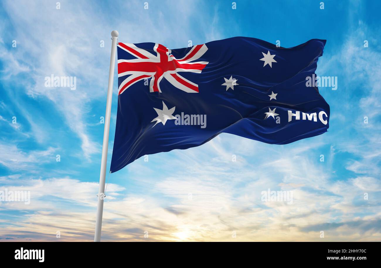 Flagge der australischen Zoll 1909 1988 , Australien bei bewölktem Himmel Hintergrund bei Sonnenuntergang, Panoramablick. Australisches Reise- und Patriot-Konzept. Copy Space Stockfoto