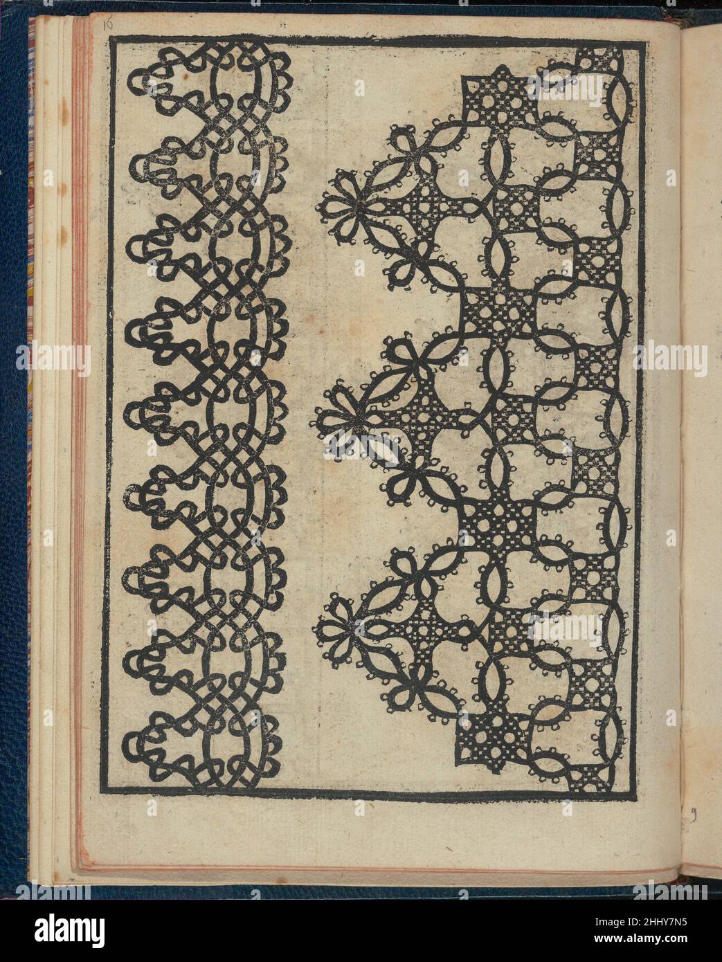 Le Pompe: Opera Nova, Seite 8 (verso) 1557 Giovanni Battista & Marchio Sessa Italienisch Herausgegeben von Giovanni Battista & Marchio Sessa, Venedig. Von oben nach unten und von links nach rechts:das Design ist für Klöppelspitze und besteht aus 2 vertikalen Säulen. Die linke Säule ist mit einer Reihe von ineinander verschlungen Linien geschmückt, die Ovale mit Dreiecken bilden. Die rechten Säulen sind mit einem Muster überlappender kreisförmiger Formen verziert, die mit schwarzen Rechtecken, Quadraten und Vierecken verbunden sind und alle mit weißen Punkten verziert sind. Le Pompe: Opera Nova, Seite 8 (verso) 356989 Stockfoto