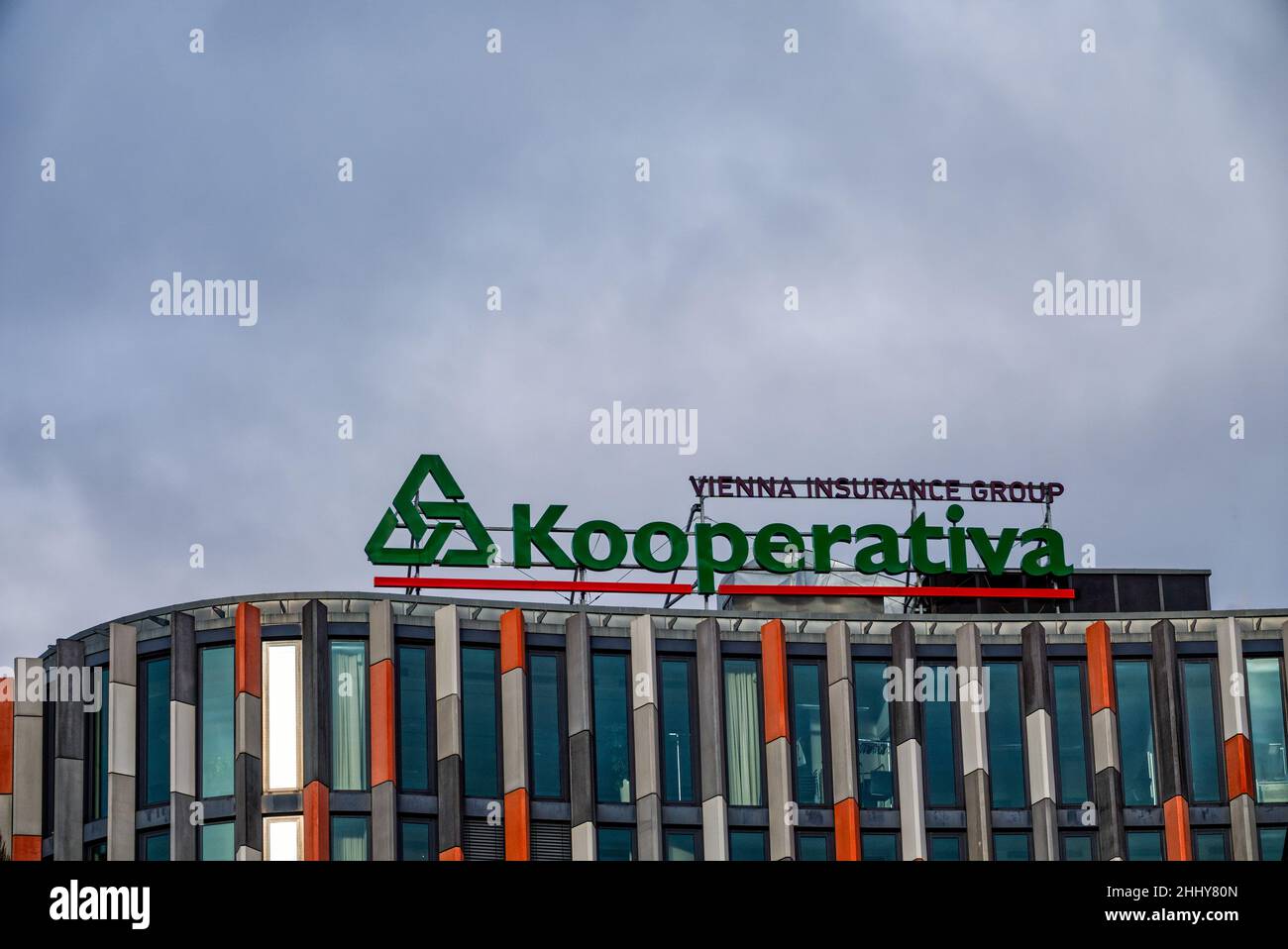 Logo der Versicherungsgesellschaft Kooperativa - Vienna Insurance Group auf dem Main Point Karlin-Gebäude Stockfoto