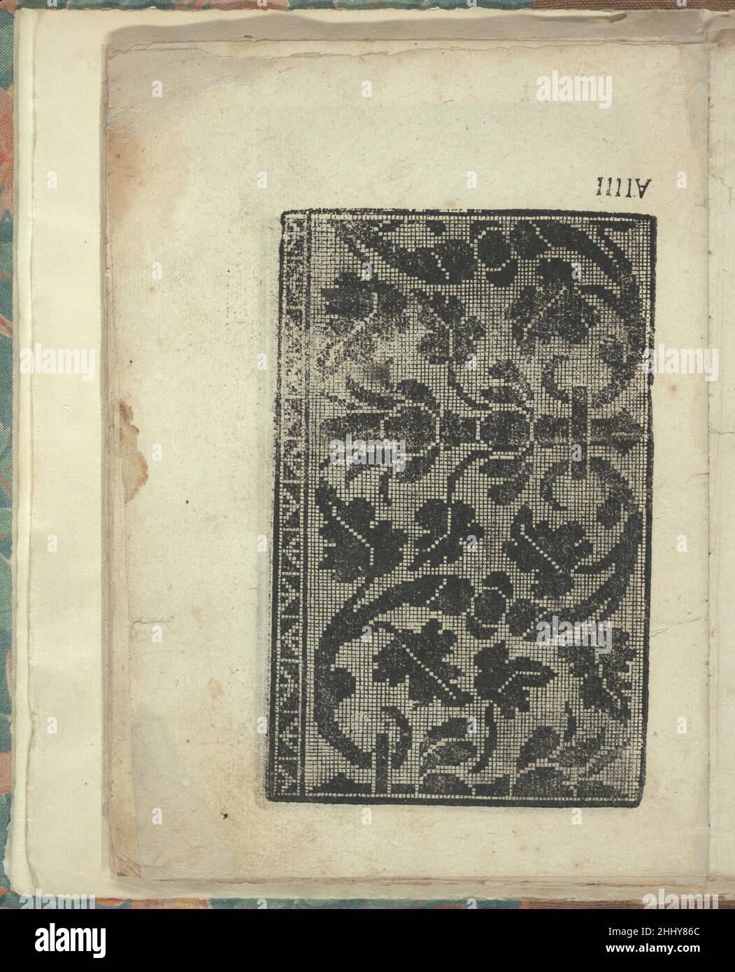 Opera Nova Universali intitulata Corona di racammi, Seite 24 (verso) [1530] Giovanni Andrea Vavassore Italienisch Herausgegeben von Giovanni Andrea (genannt 'Guadagnino') Vavassore, italienisch, aktiv 16th Jahrhundert, Venedig.von oben nach unten, und von links nach rechts:Design bestehend aus 2 vertikalen Säulen: Links ist sehr schmal mit Pfeilkopfmuster, und rechts ist breit mit geschwungenen Reben und Blättern und Blüten. Opera Nova Universali intitulata Corona di raacammi, Seite 24 (verso) 358316 Stockfoto