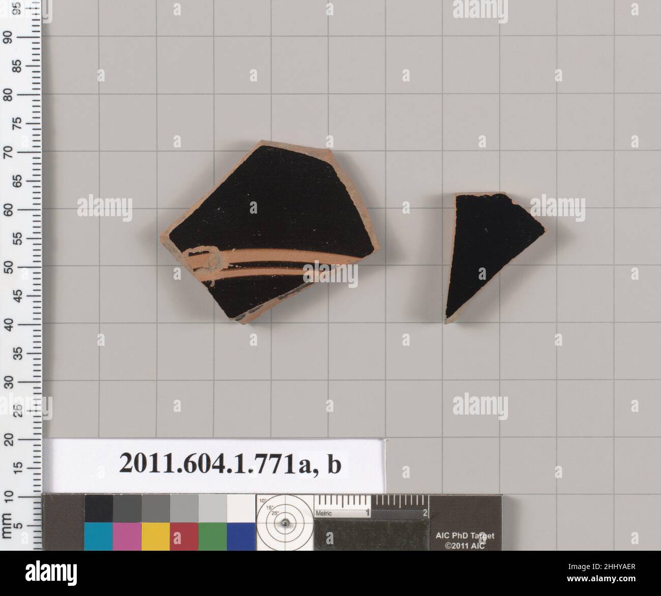Terrakotta-Fragmente von Kyliken (Trinkbecher) 5th. Jahrhundert v. Chr. Griechisch, attisch zwei Kylix mit Fragmenten mit Glasur und Reserve, das größere Fragment hat parallele Reservelinien. Terrakotta-Fragmente von Kylikes (Trinkbecher) 669763 Stockfoto