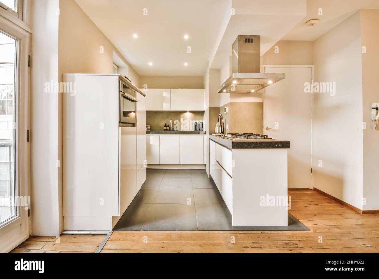 Luxuriöse Küche mit schwarzer Marmorplatte und schwarzem Fliesenboden Stockfoto