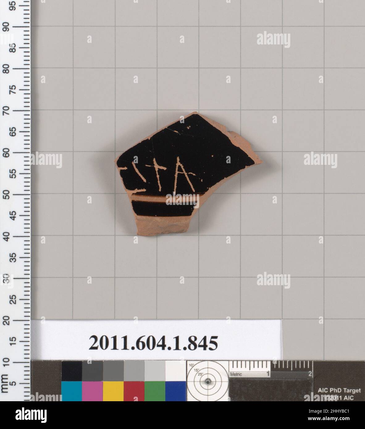 Terrakotta-Fragment eines Kylix (Trinkbecher) zweites Viertel des 5th. Jahrhunderts v. Chr. Griechisch, Dachboden, Reserve-Linie für Tondo-Grenze, oben, Graffito; Außen, gebogenes Bein und Graffito. Terrakotta-Fragment einer Kylix (Trinkbecher) 670345 Stockfoto