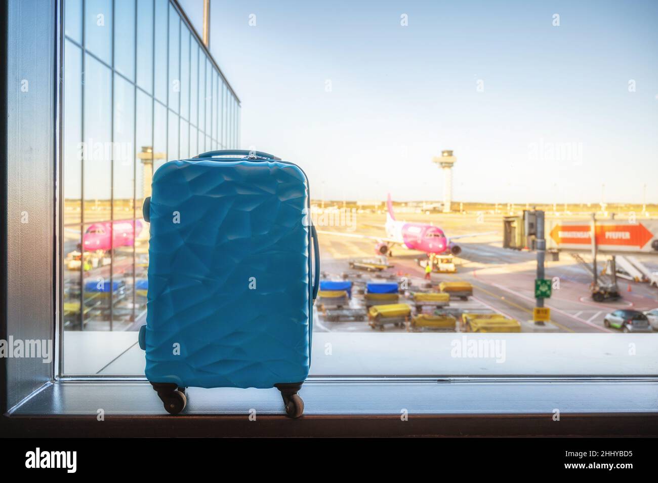 Blauer Koffer in einem Terminal an einem Flughafen Stockfoto