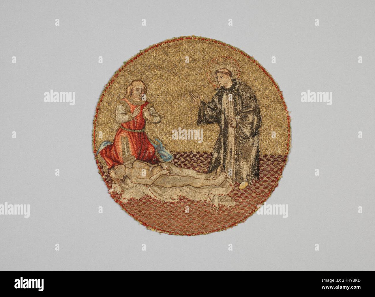 Saint Martin Brings a Dead man to Life 1430–35 Flämisch Diese Runde, zusammen mit drei anderen in der Lehman Collection (1975,1.1907, 1975,1.1908 und 1975,1.1909), Und zwei aus der Sammlung Cloisters (47.101.63 und 47.101.64) gehören zur gleichen Serie von französisch-flämischen Stickereien aus dem frühen 15. Jahrhundert, die Szenen aus dem Leben des heiligen Martin darstellen. Ursprünglich Teil eines viel größeren Ensembles (sechsunddreißig Rondelle und Tafeln sind jetzt in öffentlichen und privaten Sammlungen verstreut), können die Stickereien ein liturgisches Gewand, einen Altar frontal oder möglicherweise eine Kombination dort geschmückt haben Stockfoto