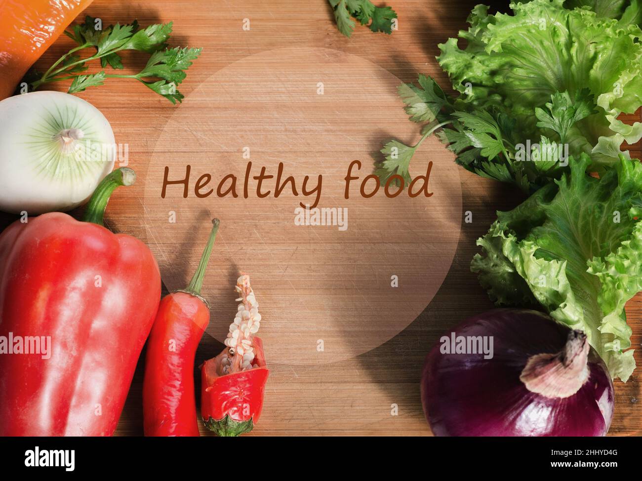 Leer für Lebensmittel Rezept Design Raum für Text in einem Rahmen aus Gemüse und Kräutern, Petersilie, Salat, scharfer Paprika und bulgarisch Stockfoto