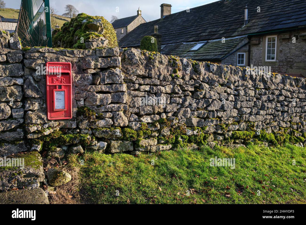 Ein Briefkasten, der in eine Trockensteinmauer im Dorf Peak District in Chelmorton, Derbyshire, eingebaut wurde Stockfoto