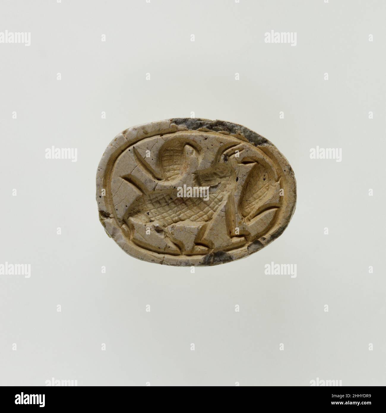 Skarabäus mit gehörnten Tieren und Uraei ca. 1640–1500 v. Chr. (späte mittlere Bronzezeit IIB-IIC) zweite mittlere Periode kanaanäische Skarabäen der späten mittleren Bronzezeit (ca. 1640–1500 v. Chr.) zeigen häufig Szenen mit einem wilden Tier wie einem Löwen, Steinböcken, Antilopen oder Krokodil oder in geringerem Maße mit einem Esel oder Nilpferd, nur wenige Beispiele zeigen Stiere. Bis auf den Esel und Stier leben diese Tiere in freier Wildbahn und wurden sowohl gefürchtet als auch respektiert. Während dieser Zeit schmückten kanaanäische Robbenschnitzer das Innere der Tiere mit parallelen Linien oder kurzen Strichen, um ihr Fell darzustellen. Es ist schon so Stockfoto