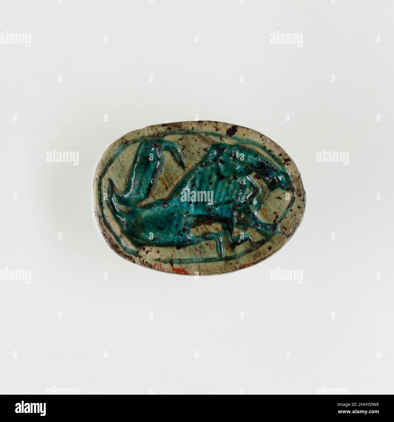 Skarabäus mit Löwe und Uraeus ca. 1640–1500 v. Chr. (späte mittlere Bronzezeit IIB-IIC) zweite mittlere Periode kanaanäische Skarabäen der späten mittleren Bronzezeit (ca. 1640–1500 v. Chr.) zeigen häufig Szenen mit einem wilden Tier wie einem Löwen, Steinböcken, Antilopen oder Krokodil oder in geringerem Maße mit einem Esel oder Nilpferd, nur wenige Beispiele zeigen Stiere. Bis auf den Esel und Stier leben diese Tiere in freier Wildbahn und wurden sowohl gefürchtet als auch respektiert. Während dieser Zeit schmückten kanaanäische Robbenschnitzer das Innere der Tiere mit parallelen Linien oder kurzen Strichen, um ihr Fell darzustellen. Es wurde sugge Stockfoto