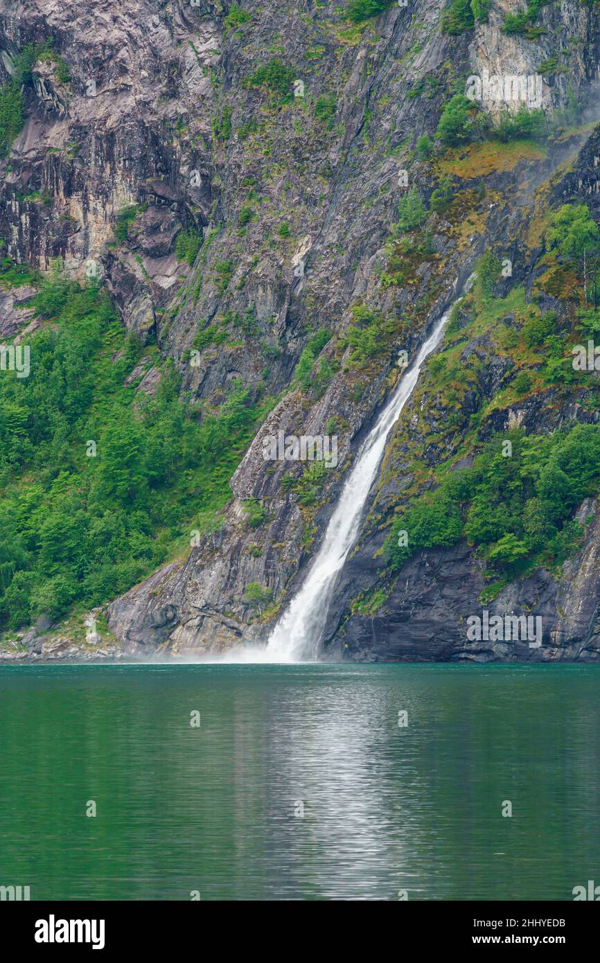 VALLDAL, NORWEGEN - 2020. JUNI 06. Wasserfall vom Berg in den Fjord. Stockfoto