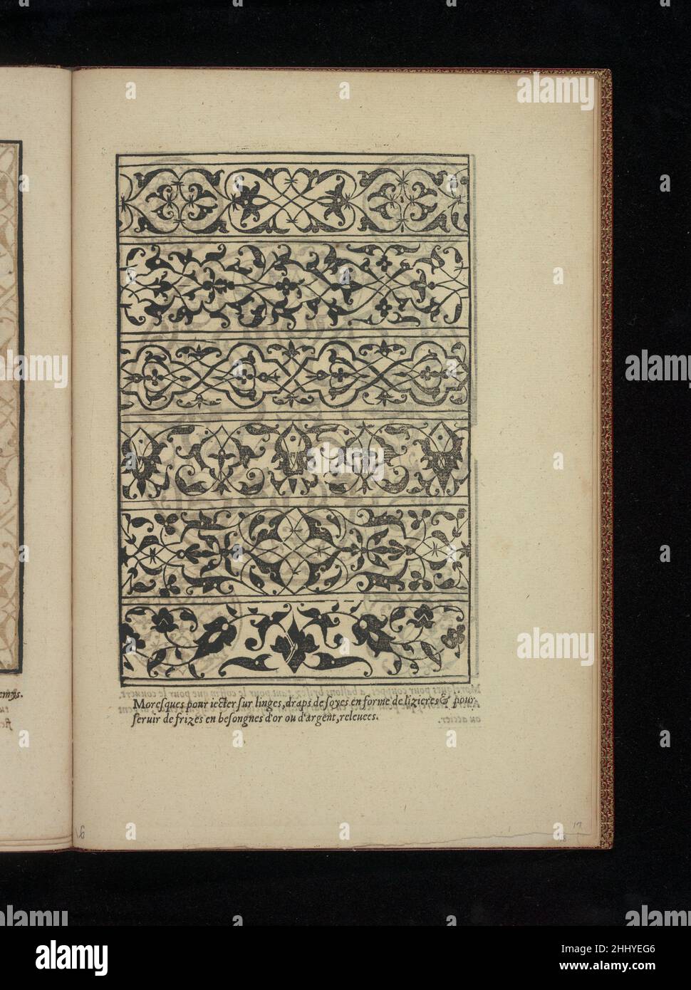 Livre de Moresques, Seite 17 (recto) 1546 Francesco di Pellegrino Italienisch Dieses Buch der Moresques reproduziert Entwürfe des italienischen Künstlers Francesco Pellegrino, der 1530 in Buchform von dem Künstler in Paris unter dem Titel La Fleur de la Science de Pourtraicture veröffentlicht wurde. Es gilt als die erste aufwändige Publikation, die die exotischen Entwürfe in Westeuropa vorstellte, obwohl das Ornament bereits durch den Import von Textilien und anderen Objekten aus dem Nahen Osten bekannt war. Die Veröffentlichung des Ornaments in Büchern und Drucken erhöhte das Interesse der einheimischen Künstler enorm und es bald b Stockfoto