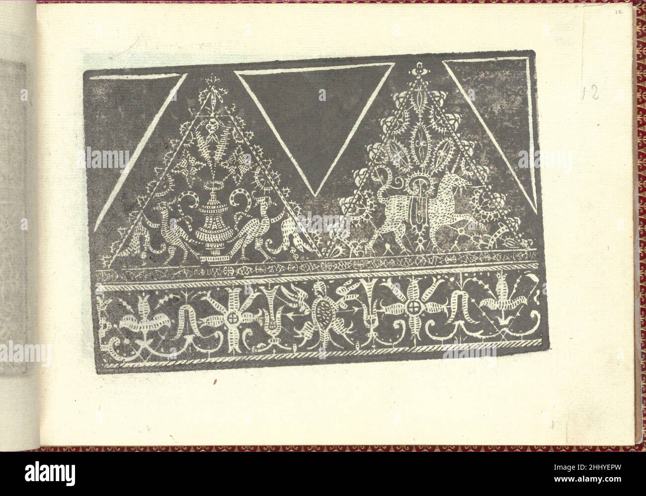 Corona delle Nobili et Virtuose Donne: Libro I-IV, Seite 12 (recto) 1601 Cesare Vecellio Italienisch Herausgegeben von Cesare Vecellio, Italienisch, Pieve di Cadore 1521-1601 Venedig, Venedig.von oben nach unten und von links nach rechts:Design bestehend aus 2 horizontalen Registern. Das obere Register ist mit 2 Dreiecken geschmückt: Das linke Dreieck ist mit 2 Vögeln verziert, die eine große Vase mit einer Blume flankieren, und das rechte Dreieck ist mit einem gepunkteten Einhorn mit einem floralen Element verziert, das von seinem Rücken ausgeht. Das untere Register ist mit 2 wellenförmigen Blütenreben verziert, die sich in der Mitte an einen Vogel befestigen. Corona delle Nobili et Vir Stockfoto