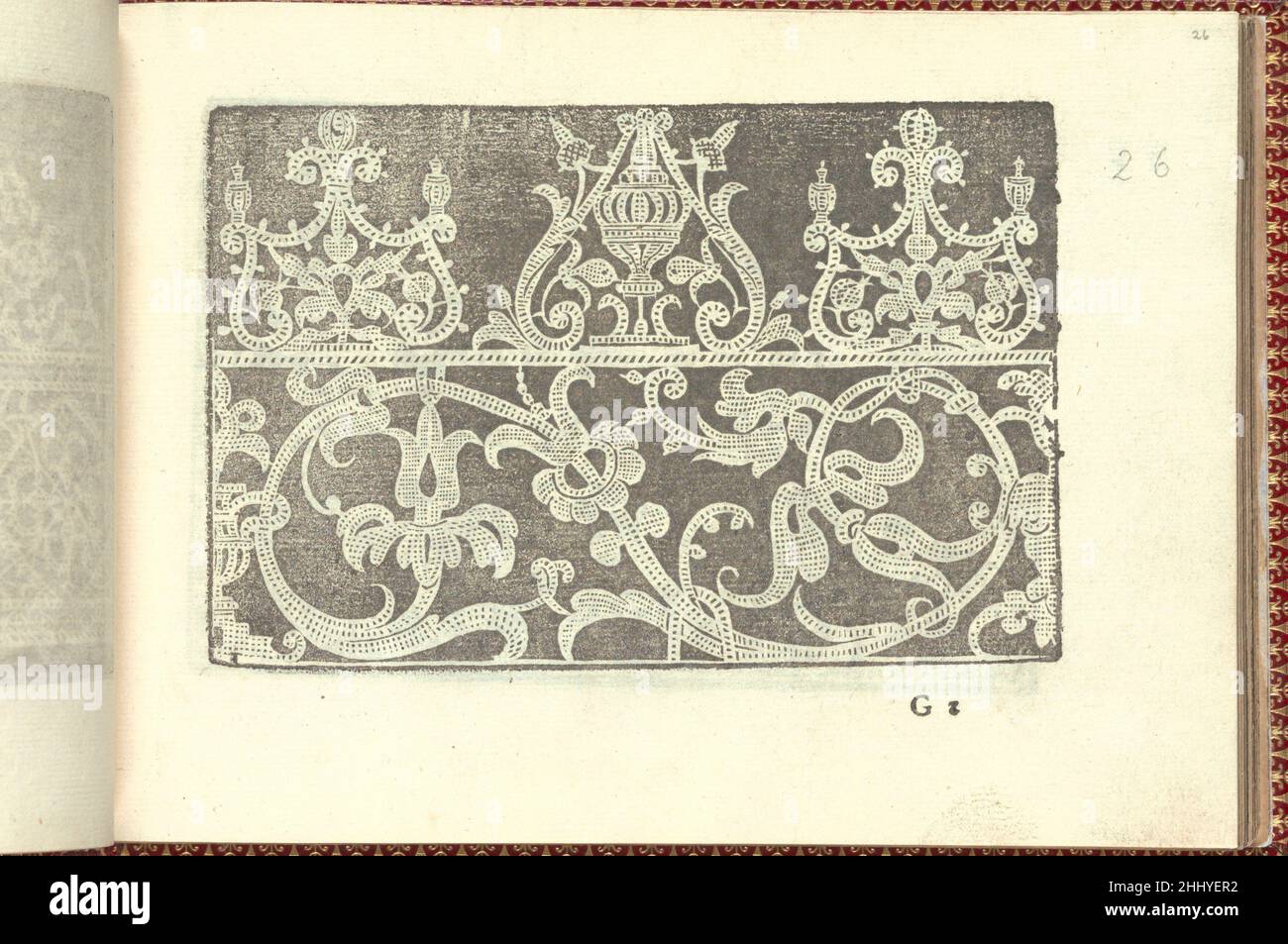 Corona delle Nobili et Virtuose Donne: Libro I-IV, Seite 26 (recto) 1601 Cesare Vecellio Italienisch Herausgegeben von Cesare Vecellio, Italienisch, Pieve di Cadore 1521-1601 Venedig, Venedig.von oben nach unten und von links nach rechts:Design bestehend aus 2 horizontalen Registern. Das obere Register ist mit 2 krummlinigen Motiven verziert; das linke und das rechte Motiv sind das gleiche, während das zentrale Motiv in der Form eines Dreiecks ist und in der Mitte eine Vase enthält. Das untere Register ist mit einer geschwungenen Rebe aus Blättern und Blumen geschmückt. Corona delle Nobili et Virtuose Donne: Libro I-IV, Seite 26 (recto) 661818 Stockfoto