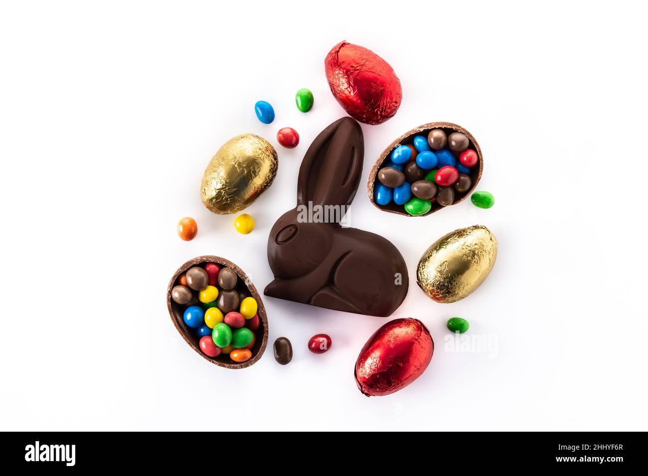 Osterschokoladenhase und bunte Eier auf weißem Hintergrund isoliert Stockfoto