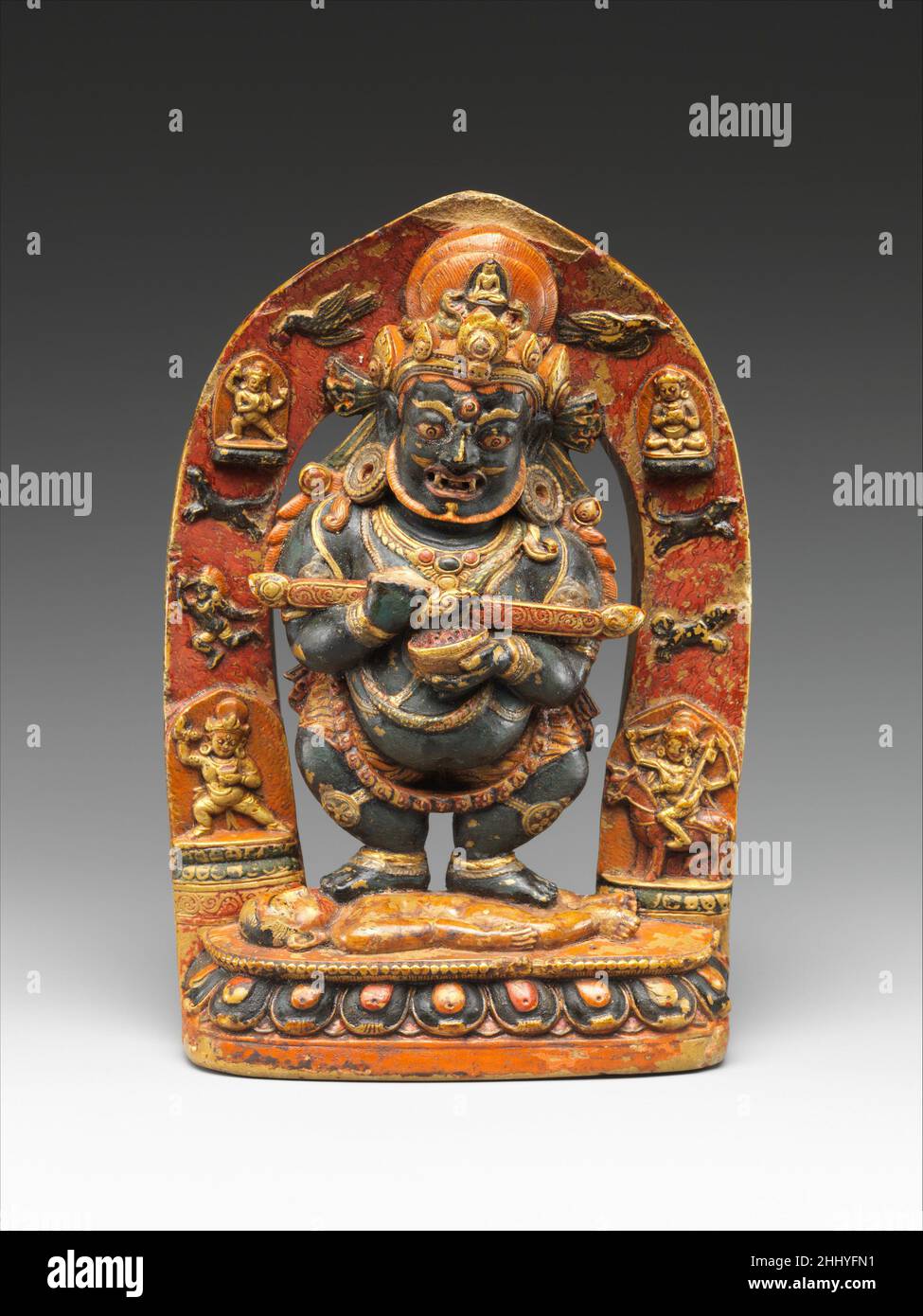 Mahakala Panjaranatha (Beschützer des Zeltes) Ende des 14th. Bis Anfang des 15th. Jahrhunderts Tibet Mahakala ist der Hauptzerstörer der Bande, die uns mit spiritueller Unwissenheit verbinden. Hier taucht er sein flammendes Messer in den Schädelbecher, der mit einem flammenden Meer von Sinnesorganen kocht, und in der Armkrumme hält er einen Stab, um Mönche zur Versammlung zu rufen. Mahakala Panjaranatha (Beschützer des Zeltes) 38606 Stockfoto