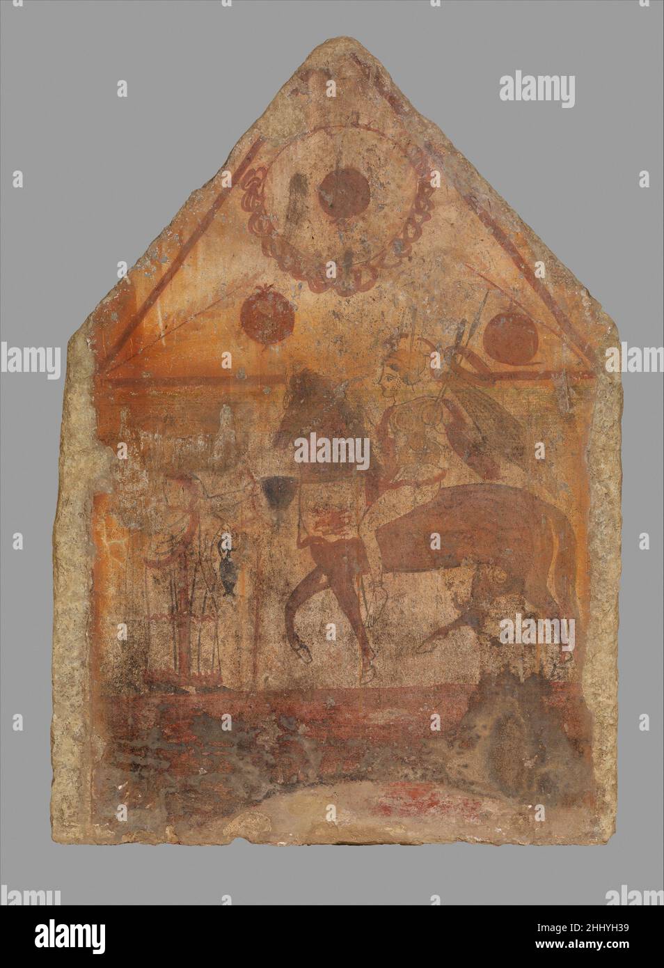 Wandmalerei Mitte des 4th. Jahrhunderts v. Chr. Griechisch, Süditalienisch, Lukanisch Rückkehr eines berittenen KriegerIn Süditalien, insbesondere um Tarentum im Osten und Neapel im Westen, waren bemalte Kammergräber recht häufig. Die engsten Parallelen zu diesem Grabbild stammen aus Paestum. Die Ikonographie hat hier, wenn man Unterschiede in Größe und Technik zulässt, viel mit der der Vasen gemein. Der Kranz, das Laub und die Granatäpfel im oberen Teil des Gemäldes verweisen auf Ruhm und Regeneration. Die Hauptszene zeigt einen jungen Krieger in Kursivrüstung, der nach Hause zurückkehrt. Wie auf dem Hydria 01.8.12 HE Auto Stockfoto