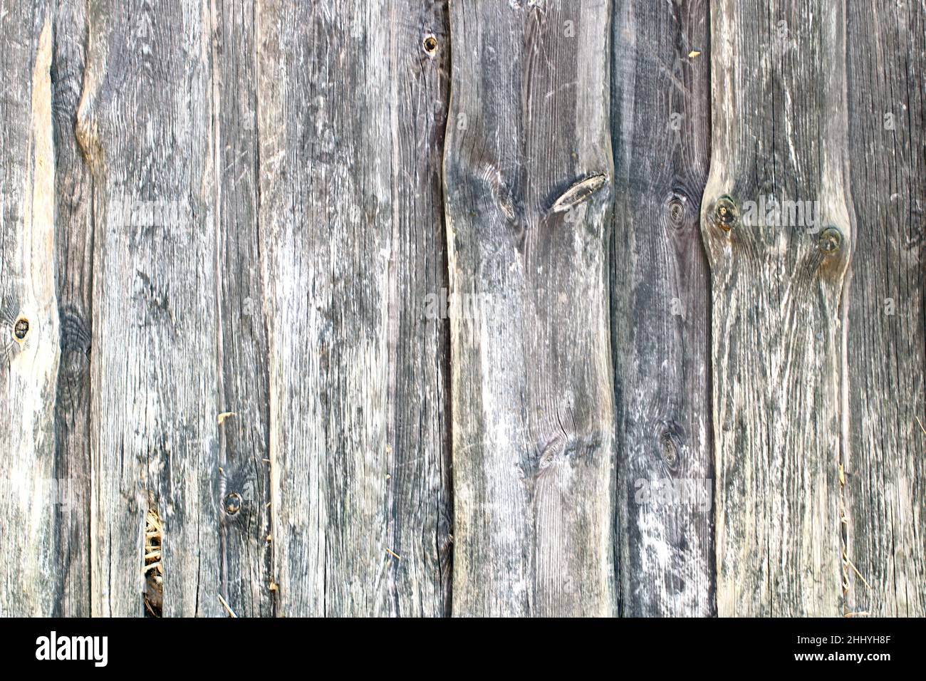Hintergrund mit Holzstruktur. Nahaufnahme eines alten Holzfragmentes mit verwitterter Oberfläche. Stockfoto