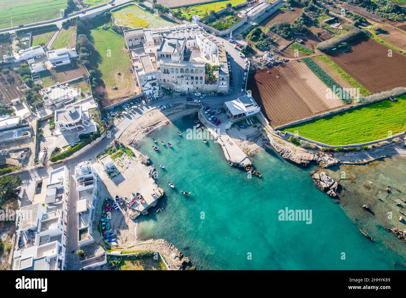 Luftaufnahme der Abtei san vito und des Strandes bei polignano a Mare, apulien, italien Stockfoto