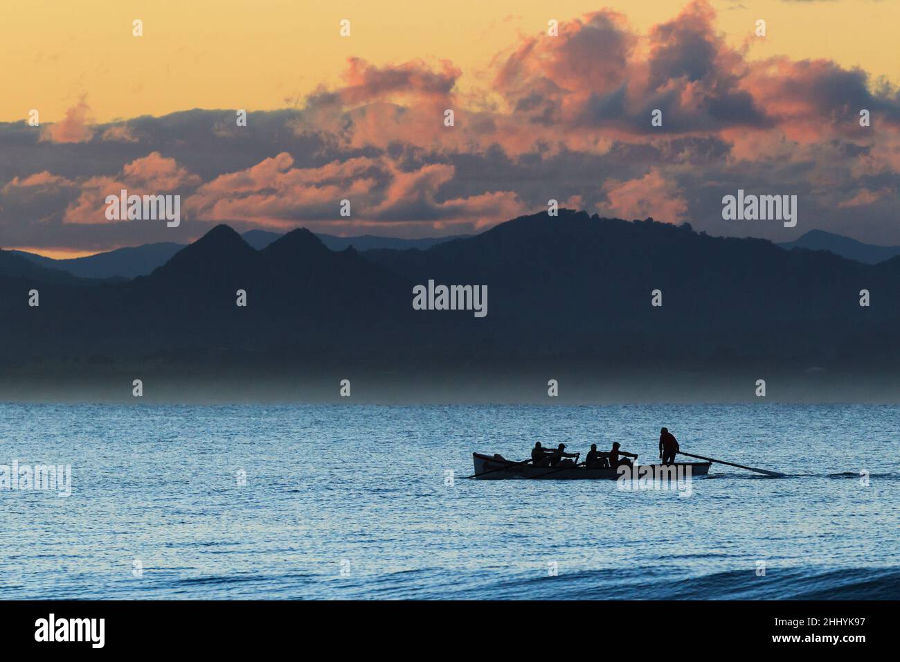 Traditionelles lebensrettendes Boot auf dem Ozean. Byron Bay, New South Wales, Australien Stockfoto