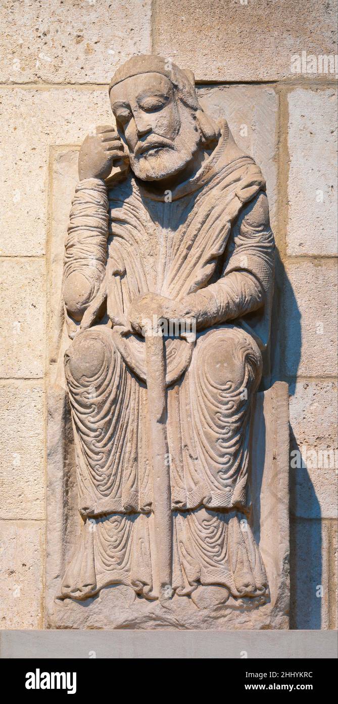 Joseph (aus einer Gruppe mit der Anbetung der Könige) ca. 1175–1200 Spanisch die Jungfrau mit Christus, die auf ihrem Schoß sitzt, wird links von zwei Magiern flankiert und rechts Bei einem sitzenden Joseph; der dritte Magus fehlt. Die Gruppe, die ursprünglich für das Hauptportal geschaffen wurde, wurde zu einem späteren Zeitpunkt in eine Seitenwand der Kirche in Cerezo de Riotirón eingegliedert. Die rhythmischen Falten, Hakenfalten und blockartigen Massen der Figuren sind charakteristisch für die kastilische Skulptur des späten 12th. Jahrhunderts.Siehe auch 30.77.6–.8. Joseph (aus einer Gruppe mit der Anbetung der Könige) 471053 Stockfoto
