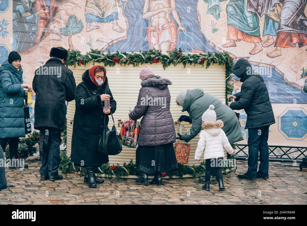 Lviv, Ukraine - 19. Januar 2022 : Orthodoxer Feiertag von Epiphanie. Menschen sammeln geweihtes Weihwasser in Flaschen und Behältern, um es nach Hause zu bringen Stockfoto