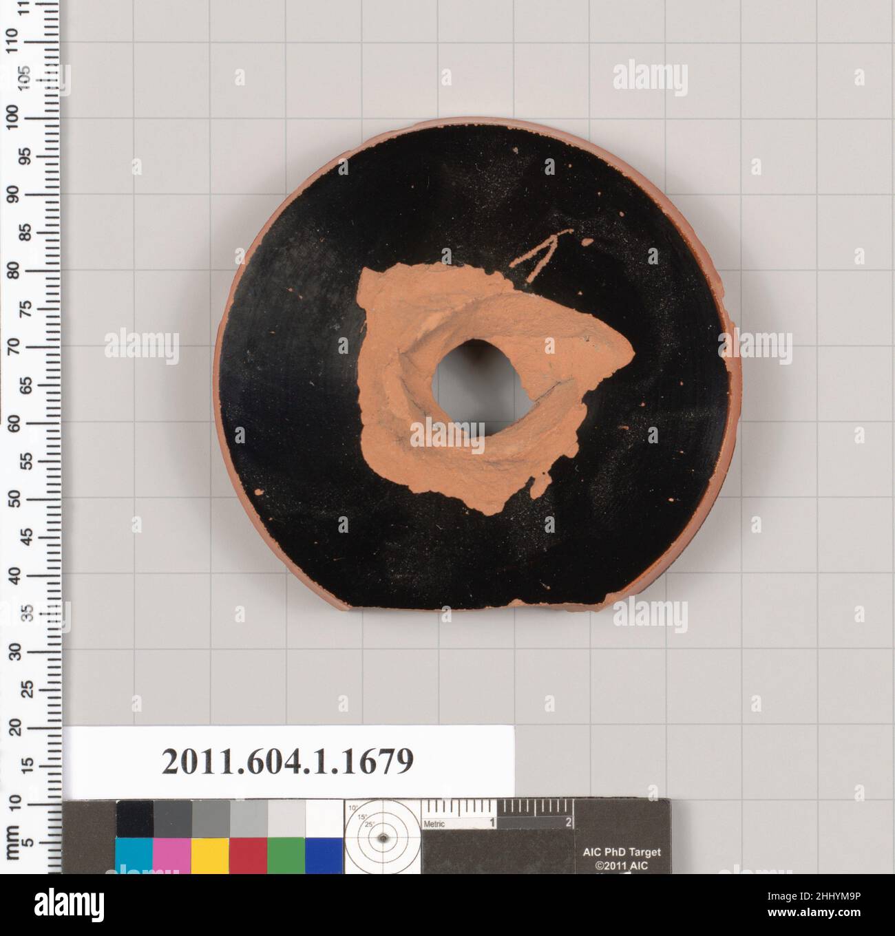 Terrakotta-Fragment eines Kylix (Trinkbecher) 5th. Jahrhundert v. Chr. griechischer, attischer Kylix-Fuß mit Graffito auf der Oberseite; Außenseite konkav. Terrakotta-Fragment einer Kylix (Trinkbecher) 678586 Stockfoto