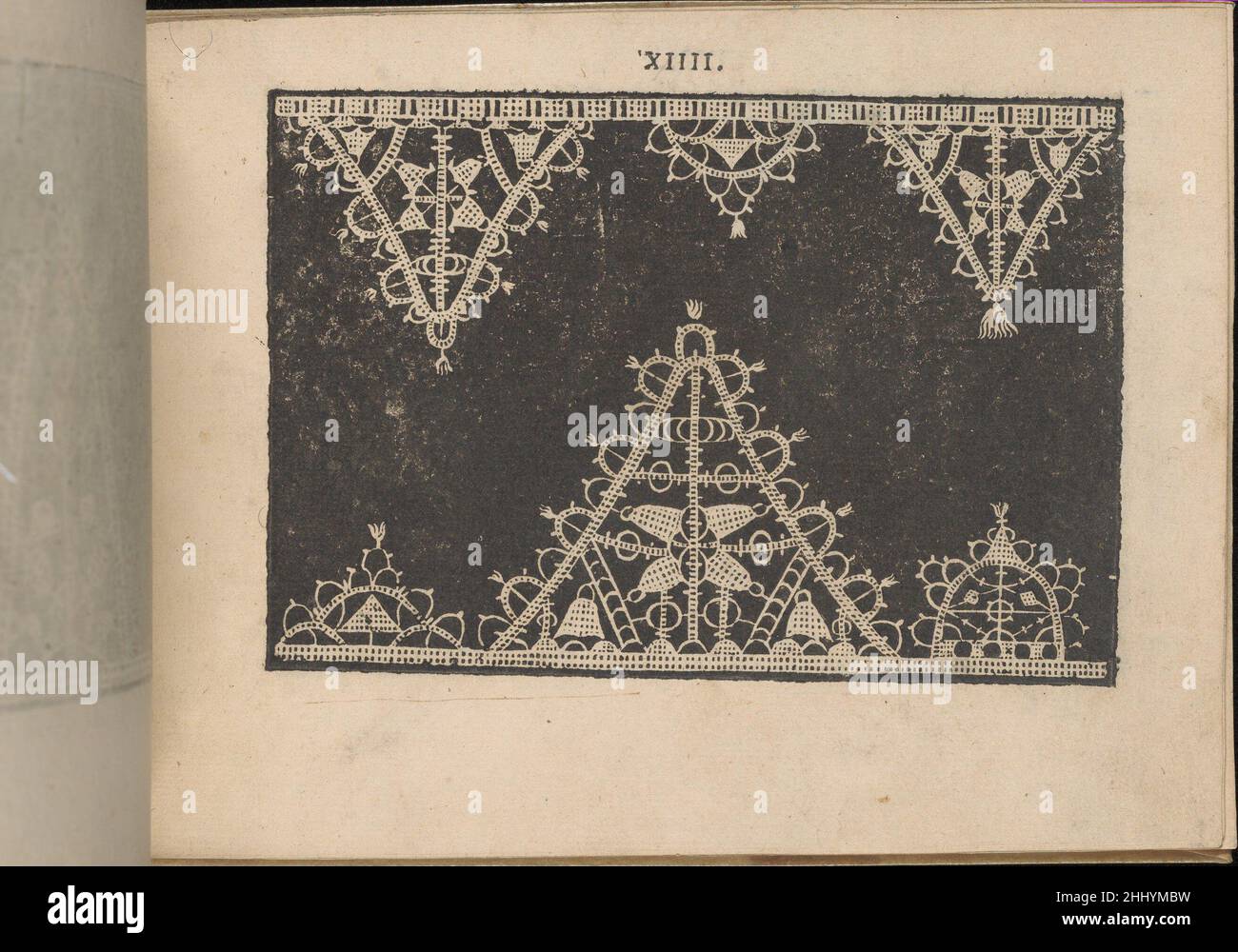 Prima Parte de' Fiori, e Disegni di vie sorti di Ricami Moderni, Seite 14 (recto) 1591 Giovanni Battista Ciotti Italienisch Geschrieben von Giovanni Battista Ciotti, herausgegeben von Francesco de' Franceschi, italienisch, aktiv 16th. Jahrhundert.von oben nach unten, Und von links nach rechts: Design, das aus einem alternierenden Muster aus kopfüber und rechts nach oben dekorierten Dreiecken besteht. Jedes Dreieck ist mit einem anderen linearen Muster und gepunkteten kleineren dreieckigen Formen geschmückt. Prima Parte de' Fiori, e Disegni di varie sorti di Ricami Moderni, Seite 14 (recto) 660926 Stockfoto