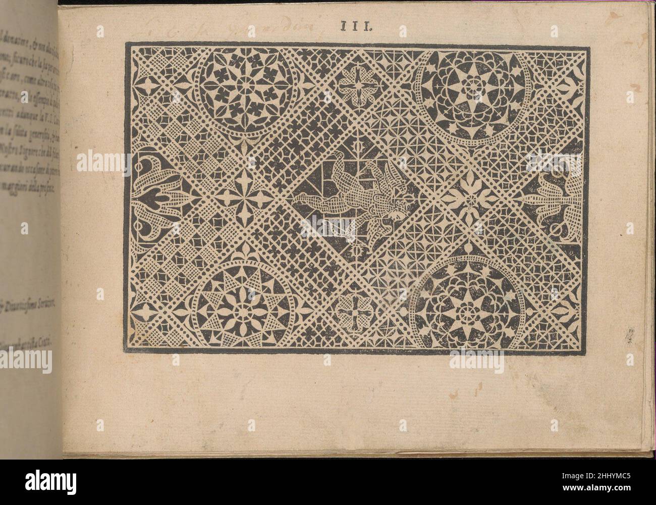 Prima Parte de' Fiori, e Disegni di vie sorti di Ricami Moderni, Seite 3 (recto) 1591 Giovanni Battista Ciotti Italienisch Geschrieben von Giovanni Battista Ciotti, herausgegeben von Francesco de' Franceschi, italienisch, aktiv 16th. Jahrhundert.von oben nach unten, Und von links nach rechts:Designed ist mit einer Reihe von Diamanten verziert, die aus Zierrahmen und kleineren Diamanten mit Blumen an jeder Ecke gebildet werden. Im Inneren des zentralen Diamanten befindet sich eine geflügelte Figur, die mit einem Pfeil und einem Bogen läuft. In den anderen Diamanten befinden sich Kreise, die Sterne und andere lineare Formen enthalten. Prima Parte de' Fiori, e Disegni di varie sorti Stockfoto
