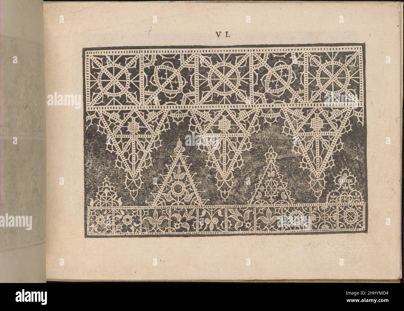Prima Parte de' Fiori, e Disegni di varie sorti di Ricami Moderni, Seite 6 (recto) 1591 Giovanni Battista Ciotti Italienisch Geschrieben von Giovanni Battista Ciotti, herausgegeben von Francesco de' Franceschi, italienisch, aktiv 16th. Jahrhundert.von oben nach unten und von links nach rechts:Entwurf bestehend aus 3 horizontalen Registern. Das obere Register ist mit verzierten Quadraten verziert, die ein alternierendes Muster aus Kreisen mit einem X durch die Mitte und Ovalen mit einer diagonalen Linie durch die Mitte enthalten. Das mittlere Register ist mit Dreiecken geschmückt, die mit verschiedenen floralen und linearen Mustern verziert sind und ein Zickzack bilden Stockfoto