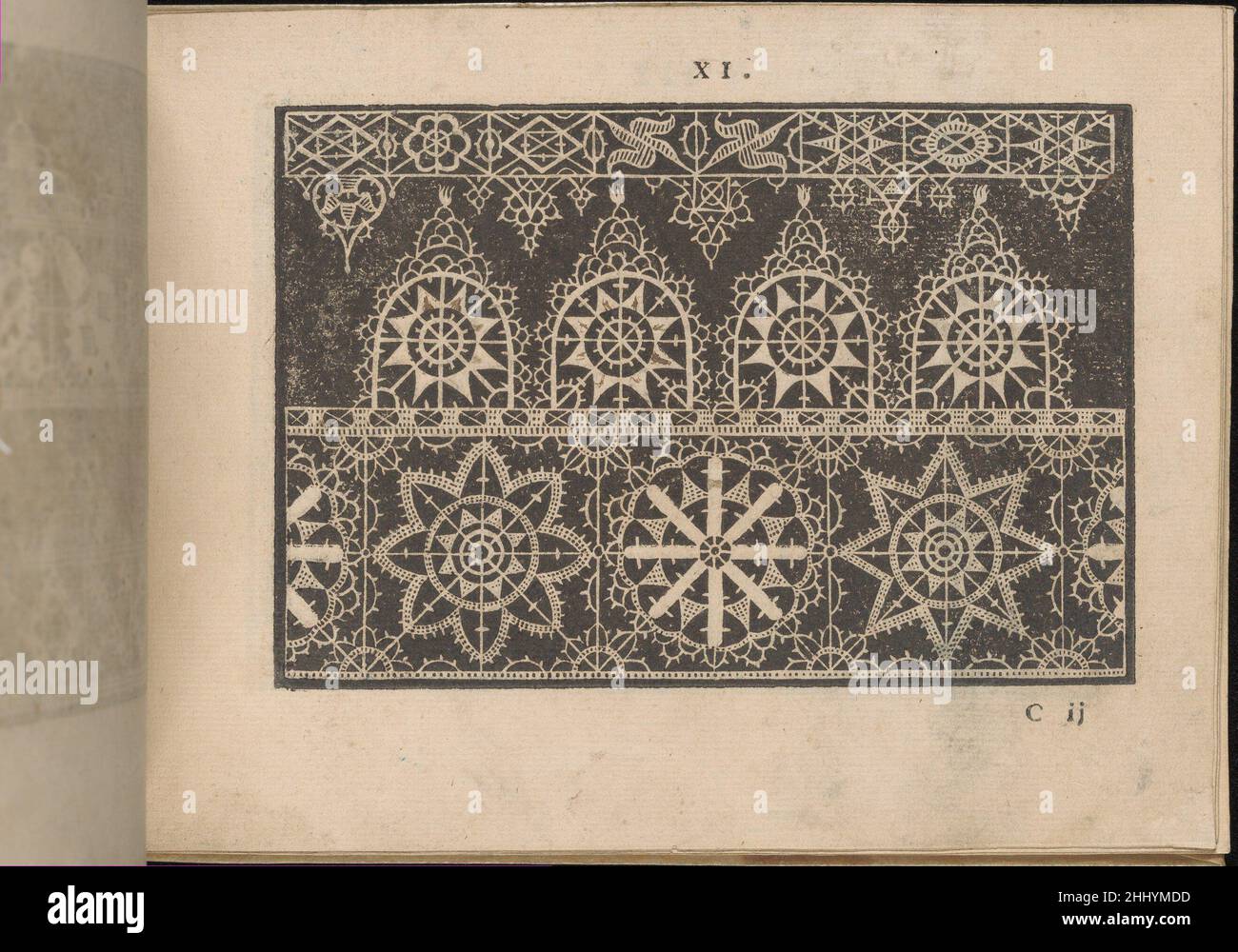 Prima Parte de' Fiori, e Disegni di varie sorti di Ricami Moderni, Seite 11 (recto) 1591 Giovanni Battista Ciotti Italienisch Geschrieben von Giovanni Battista Ciotti, herausgegeben von Francesco de' Franceschi, italienisch, aktiv 16th. Jahrhundert.von oben nach unten und von links nach rechts:Entwurf bestehend aus 3 horizontalen Registern. Das obere Register ist mit Quadraten geschmückt, die mit Diamanten, Blumen und Sternen verziert sind. Das mittlere Register ist mit 4 halbovalen Motiven verziert, die ein 8-seitiges Sternmotiv enthalten. Das untere Register ist mit Quadraten verziert, die ein alternierendes Blumenmuster enthalten. Prima Parte de' Fiori, e Disegni di Stockfoto