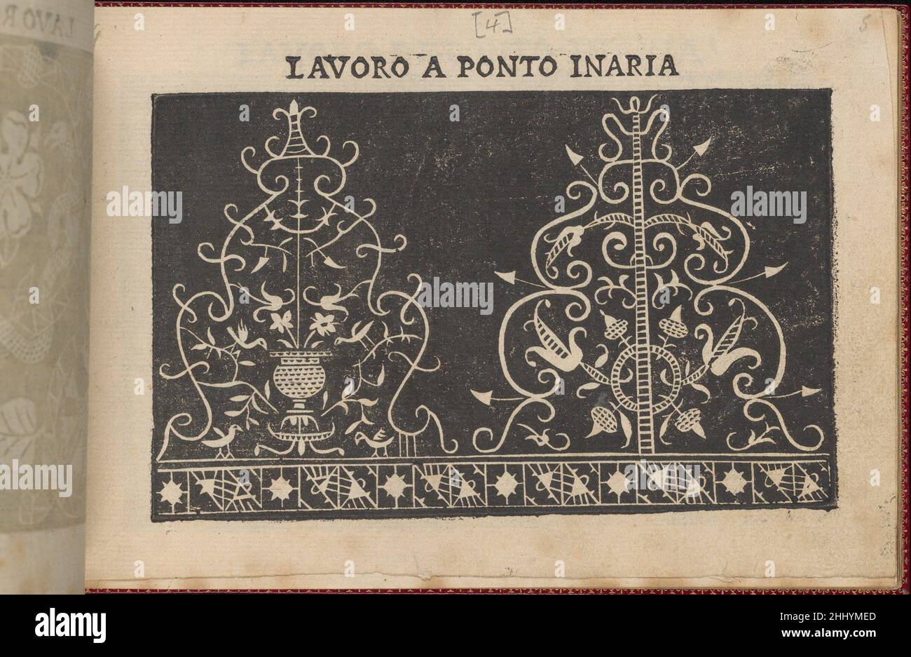 Pretiosa Gemma delle virtuose donne, Seite 7 (recto) 1600 Isabella Catanea Parasole Italienisch Geschrieben von Isabella Catanea Parasole, Italienisch, ca. 1575-ca. 1625, herausgegeben von Lucchino Gargano, Venedig, gebunden durch Hardy-Mennil.Design bestehend aus 2 horizontalen Registern. Das obere Register ist breiter und mit 2 dreieckigen Motiven verziert, die von kurvenförmigen Linien geformt sind, die mit einem anderen Blumenmuster verziert sind. Das untere Register ist schmal und mit einem abwechselnden Muster aus einem Quadrat mit einem Rautenmotiv und einem Quadrat mit einem Dreieckmotiv verziert. Pretiosa Gemma delle virtuose donne, Seite 7 (recto) Stockfoto