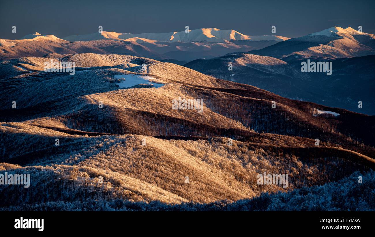 Winterlandschaft in den Bergen. Bieszczady-Gebirge und Polonina Borshava, Polen. Und Ukraine 