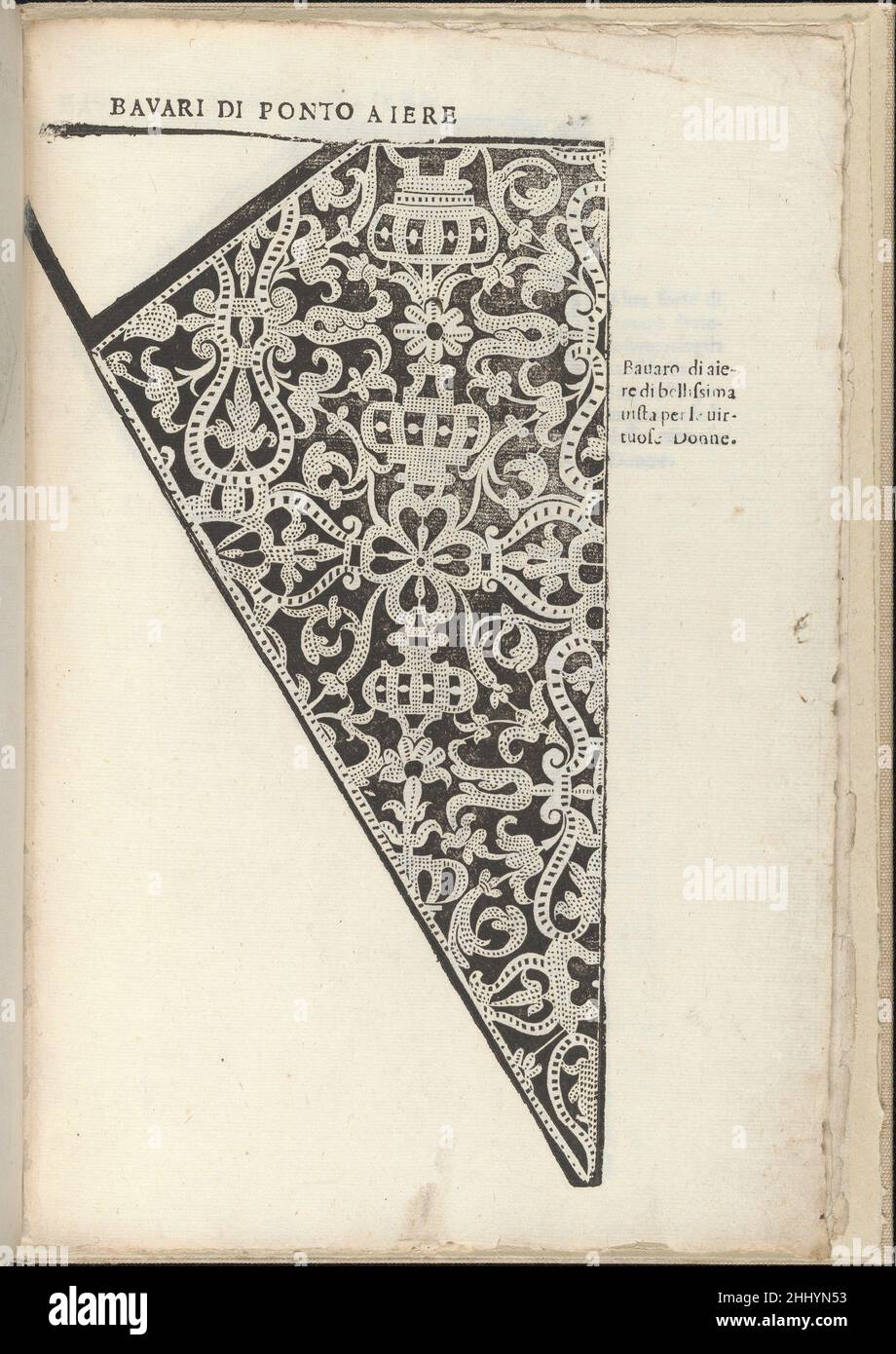 Ornamento nobile...Fatta da Lucretia Romana (Libro V der Corona), Seite 13 (recto) 1620 Cesare Vecellio Italienisch Geschrieben von Cesare Vecellio, Italienisch, Pieve di Cadore 1521-1601 Venedig, herausgegeben von Alessandro de' Vecchi.von oben nach unten, Und von links nach rechts: Das Design hat die Form eines Dreiecks, wobei die linke obere Ecke leer ist. Es ist mit einer Reihe von Blumenvasen, umgeben von Laubelementen, dekoriert. Ornamento nobile...Fatta da Lucretia Romana (Libro V der Corona), Seite 13 (recto) 662079 Stockfoto
