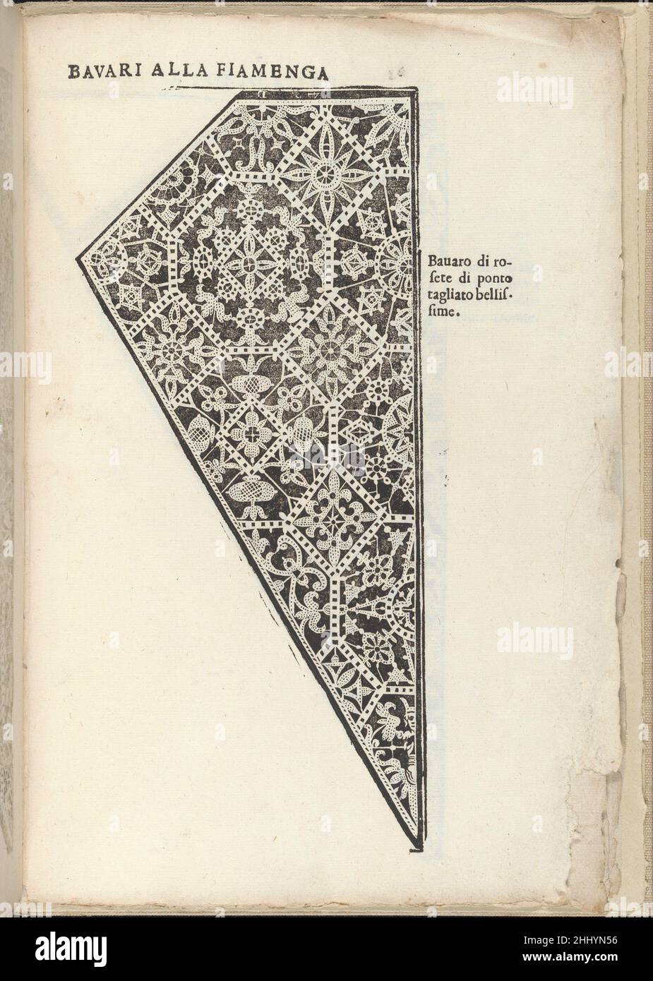 Ornamento nobile...Fatta da Lucretia Romana (Libro V der Corona), Seite 12 (recto) 1620 Cesare Vecellio Italienisch Geschrieben von Cesare Vecellio, Italienisch, Pieve di Cadore 1521-1601 Venedig, herausgegeben von Alessandro de' Vecchi.von oben nach unten, Und von links nach rechts: Das Design hat die Form eines Dreiecks, wobei die linke obere Ecke leer ist. Es ist mit einem Muster aus Diamanten und Achtecken verziert, die jeweils mit einem anderen Blumenmotiv verziert sind. Ornamento nobile...Fatta da Lucretia Romana (Libro V der Corona), Seite 12 (recto) 662078 Stockfoto