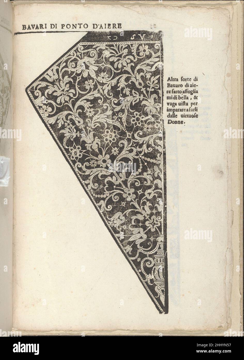 Ornamento nobile...Fatta da Lucretia Romana (Libro V der Corona), Seite 14 (recto) 1620 Cesare Vecellio Italienisch Geschrieben von Cesare Vecellio, Italienisch, Pieve di Cadore 1521-1601 Venedig, herausgegeben von Alessandro de' Vecchi.von oben nach unten, Und von links nach rechts: Das Design hat die Form eines Dreiecks, wobei die linke obere Ecke leer ist. Es ist mit einem Muster aus Blumen und Laubelementen verziert, die von einer Vase am Boden ausgehen. Ornamento nobile...Fatta da Lucretia Romana (Libro V der Corona), Seite 14 (recto) 662080 Stockfoto
