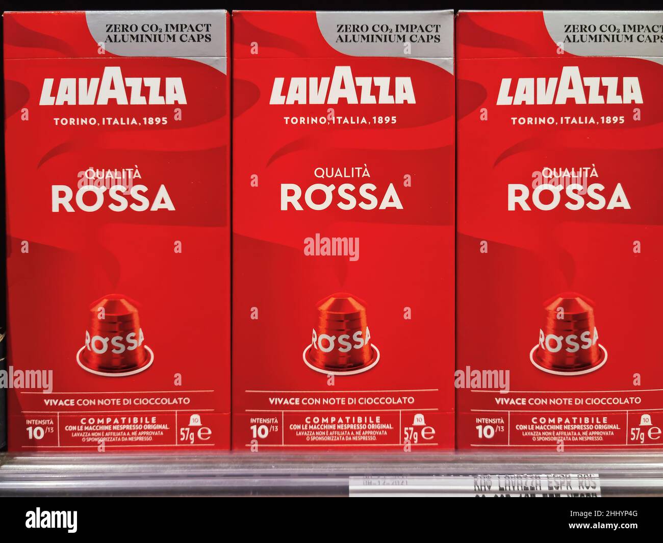 Lavazza Rossa Kaffee-Espressokästen zum Verkauf. Markenverpackungen mit Aluminiumkapseln, die zur Herstellung eines tropfenden Getränks auf einer Nespresso-Maschine verwendet werden. Stockfoto