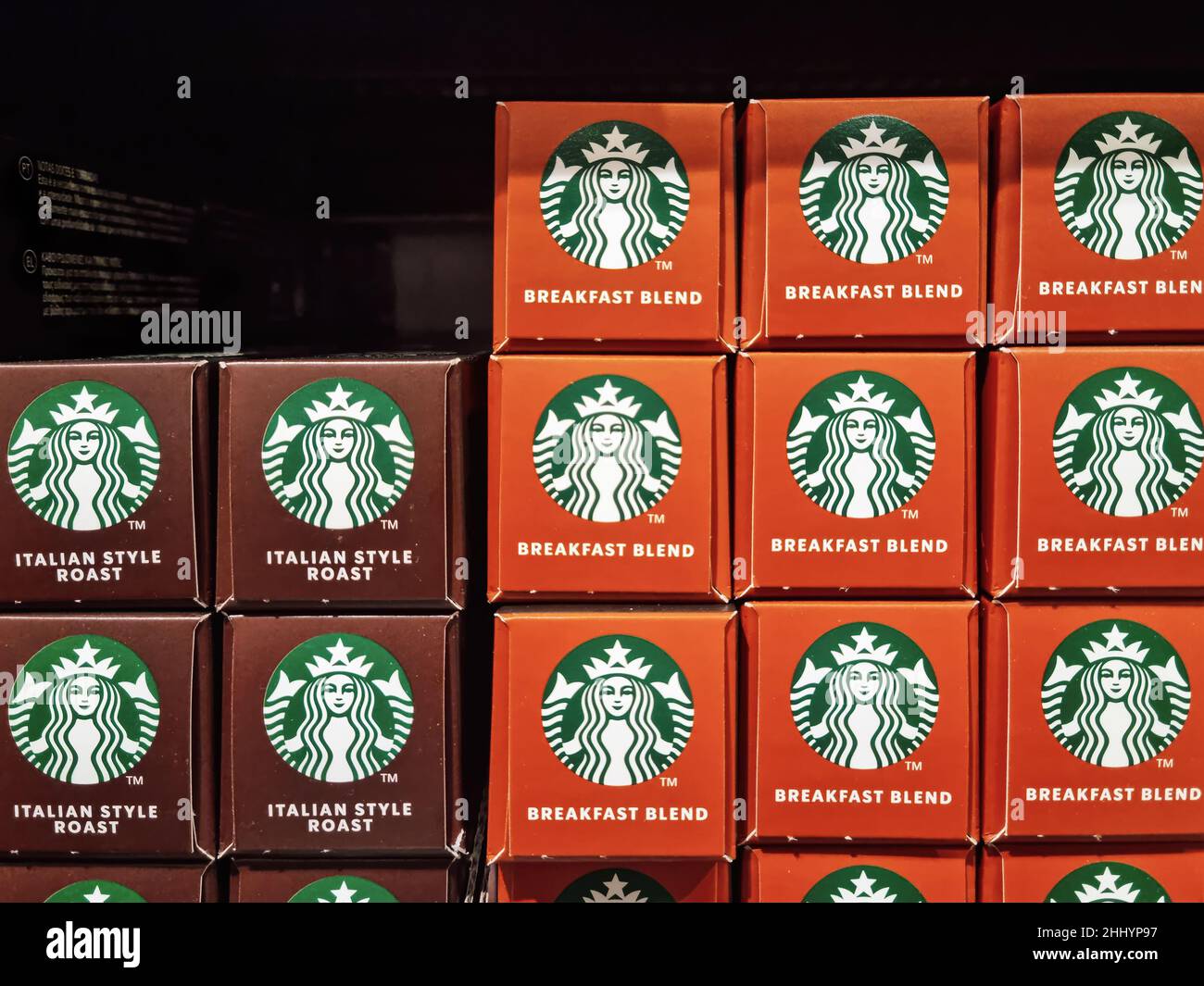 Starbucks Kaffeespressokisten sind im Angebot. Verschiedene Markenverpackungen mit Aluminiumkapseln, die zur Herstellung eines tropfenden Getränks auf einer Nespresso-Maschine verwendet werden. Stockfoto