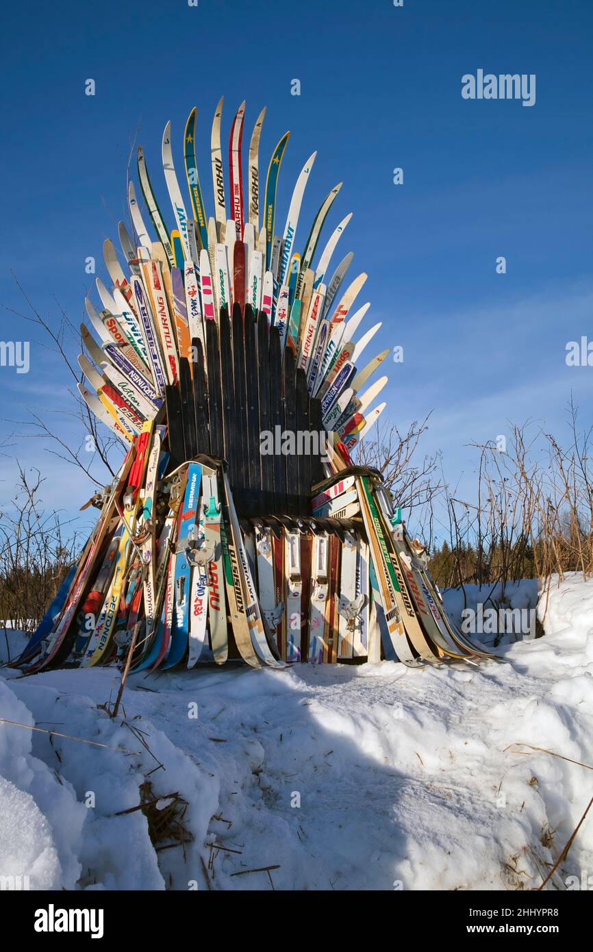 Thron aus alten Langlaufskiern im Freien, Lappeenranta Finnland Stockfoto