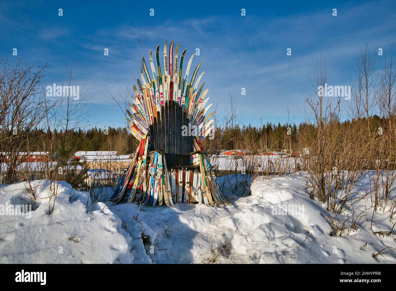 Thron aus alten Langlaufskiern im Freien, Lappeenranta Finnland Stockfoto