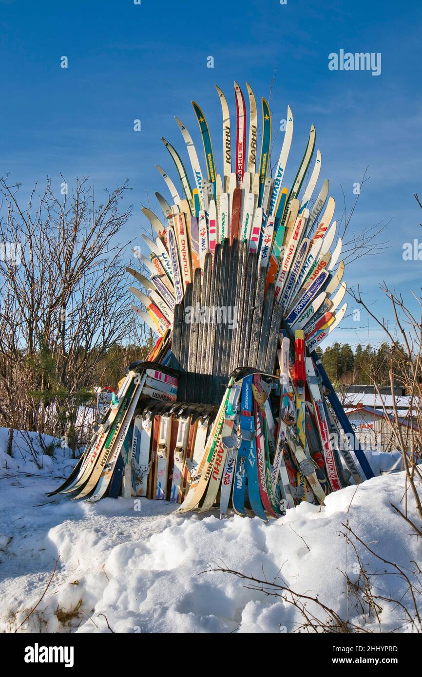 Thron aus alten Langlaufskiern im Freien, Lappeenranta Finnland Stockfoto