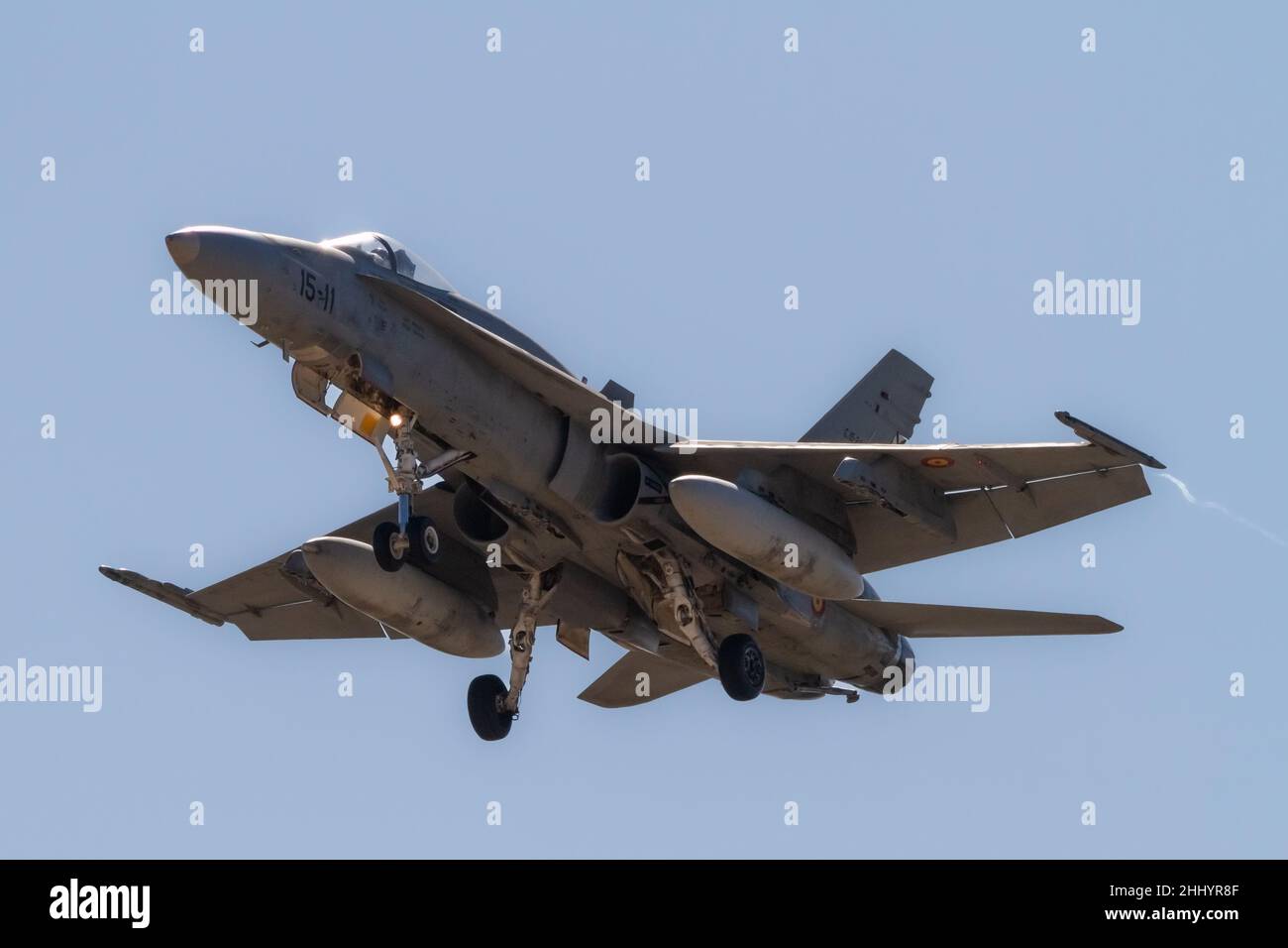 Zaragoza, SPANIEN - 16 2021. Juli - F-A-18A + Hornet Einsitzer-Kampfflugzeug, das zum Militärstützpunkt Zaragoza der spanischen Luftwaffe auf dem Zug gehört Stockfoto