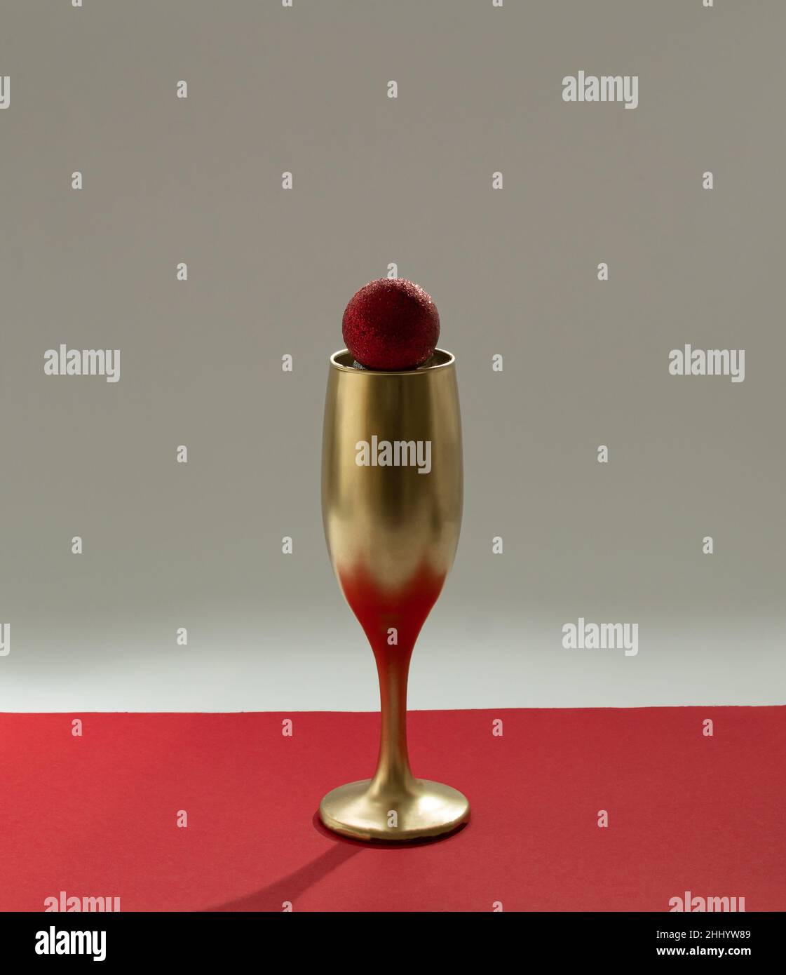 Kreatives Konzept von Weihnachts-Champagner mit einem goldenen Glas. Vor dem Hintergrund eines neuen Jahres. Stockfoto