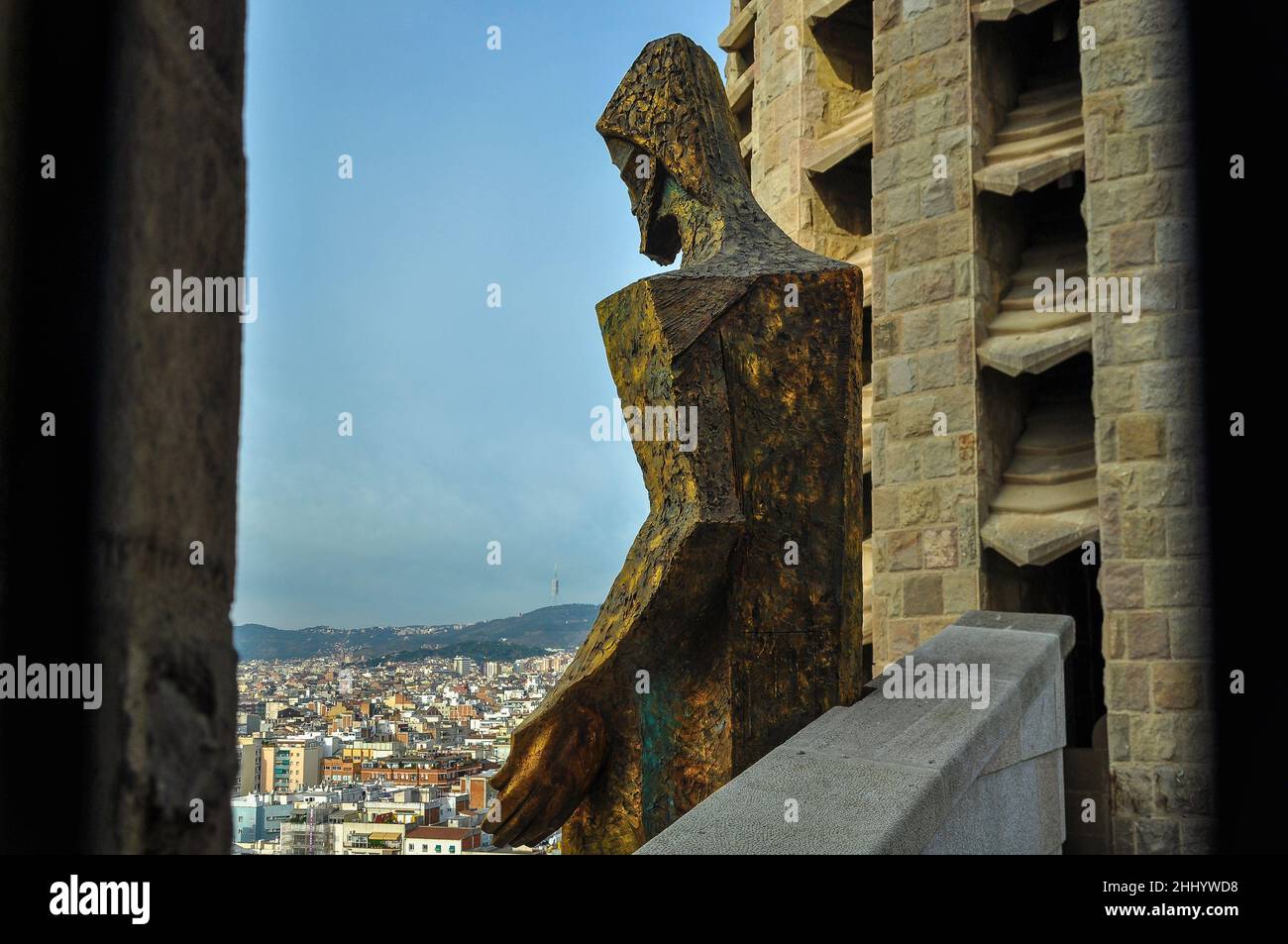 Bronzeskulptur des auferstandenen Jesus Christus, angefertigt vom Bildhauer Josep Maria Subirachs in der Passion façade der Sagrada Familia (Barcelona, Spanien) Stockfoto