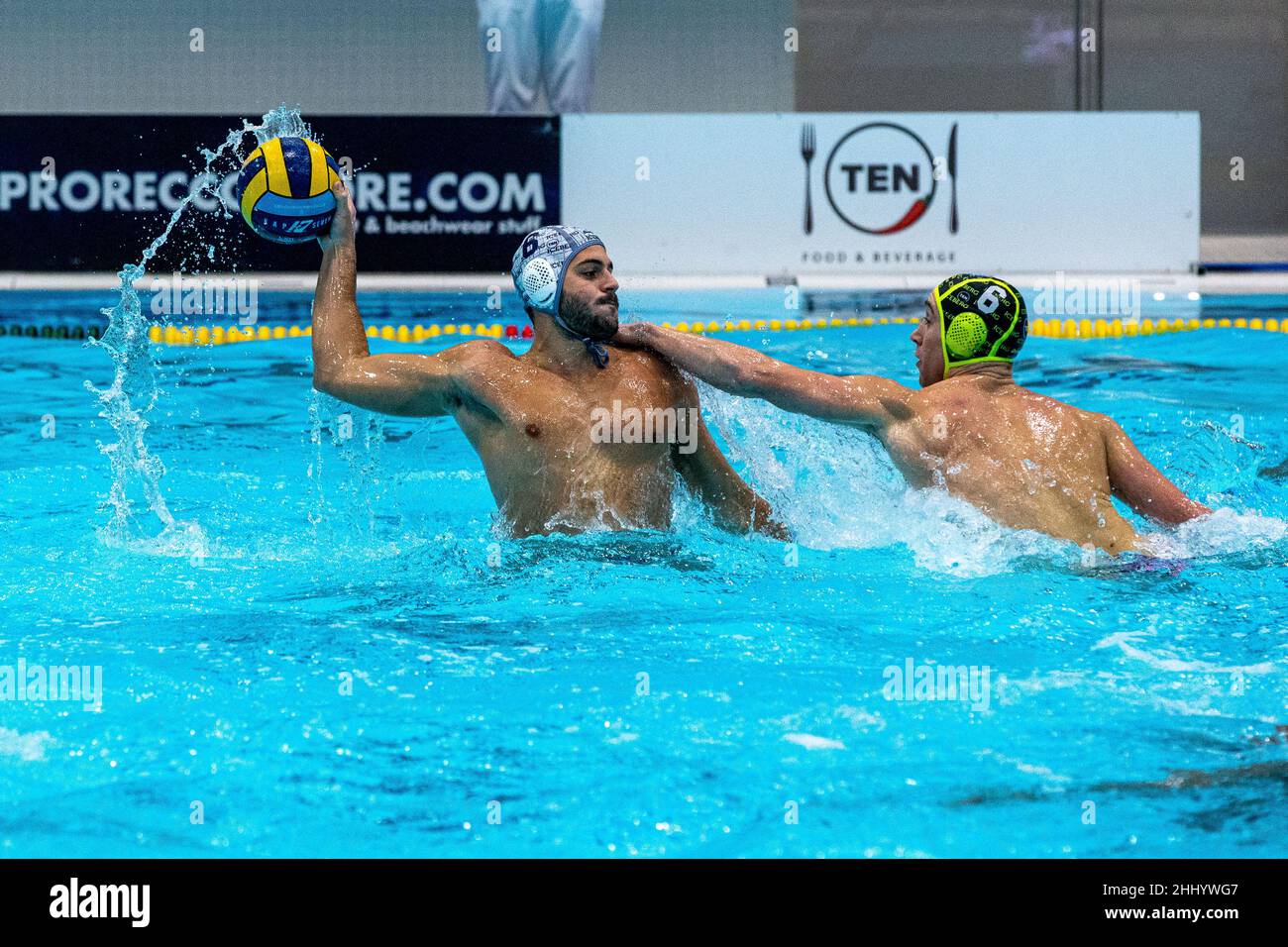 Mailand, Italien - januar 25 2022 - Freundliches Wasserball-Spiel Pro Recco gegen All Stars der italienischen Mannschaften - Cannella giacomo Pro Recco und Mezzarobba michele alle Stars Credit: Christian Santi/Alamy Live News Stockfoto