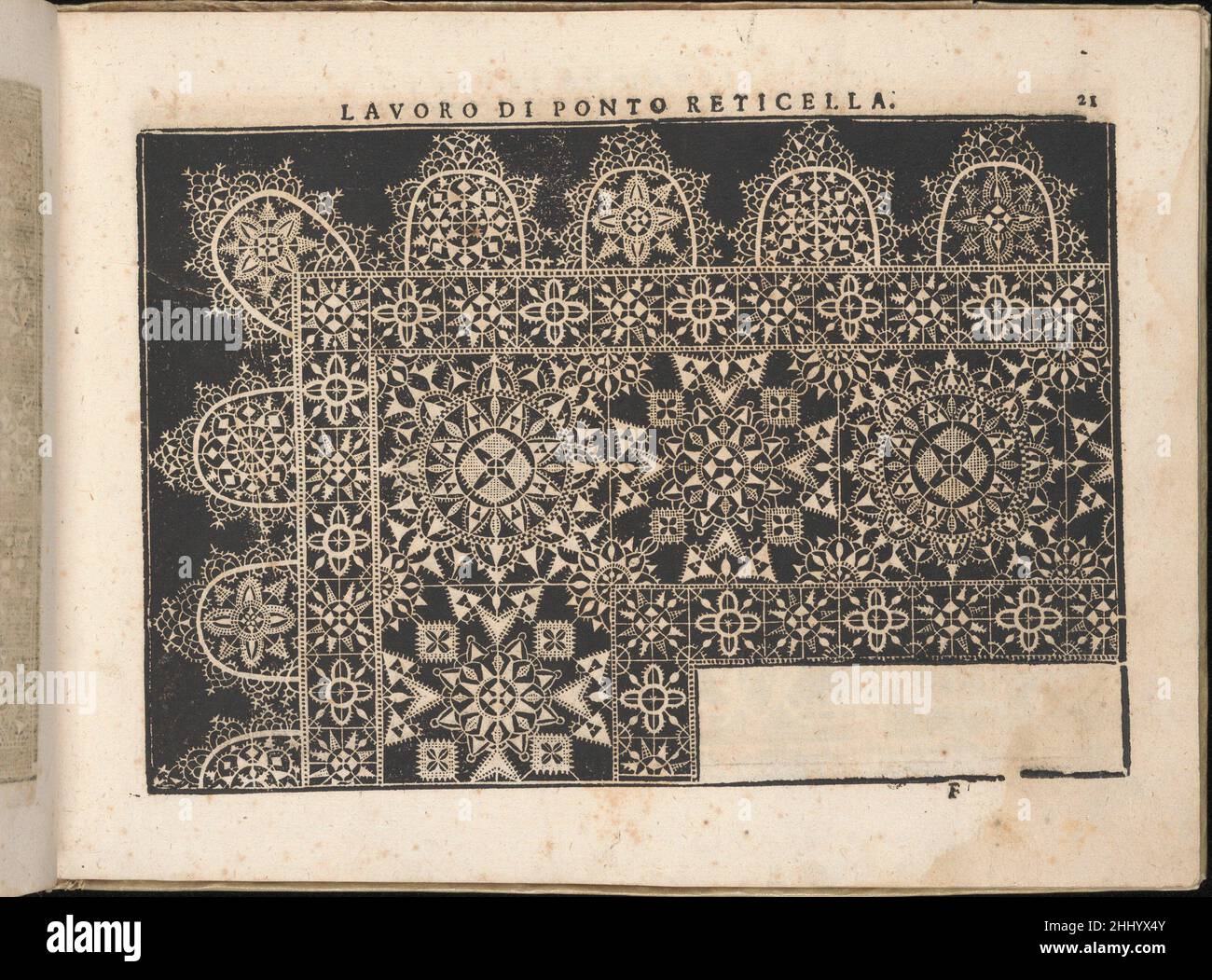 Fiore D'Ogni Virtu per le Nobili et Honeste Matrone, Seite 21 (recto) 1610 Isabella Catanea Parasole Italienisch gestaltet von Isabella Catanea Parasole, Italienisch, ca. 1575-ca. 1625, herausgegeben von Antonio Fachetti, Rom.von oben nach unten und von links nach rechts:Design bestehend aus 4 horizontalen Registern, die eine Ecke bilden. Das erste Register ist mit halbelliptischen Motiven verziert, die in der Mitte eine Blume enthalten. Das zweite Register ist mit einem abwechselnden Muster aus 8-blättrigen und 4-blättrigen Blüten verziert. Das dritte Register ist mit 4 Quadraten geschmückt, die jeweils mit einer aufwendigen Blume aus verziert sind Stockfoto