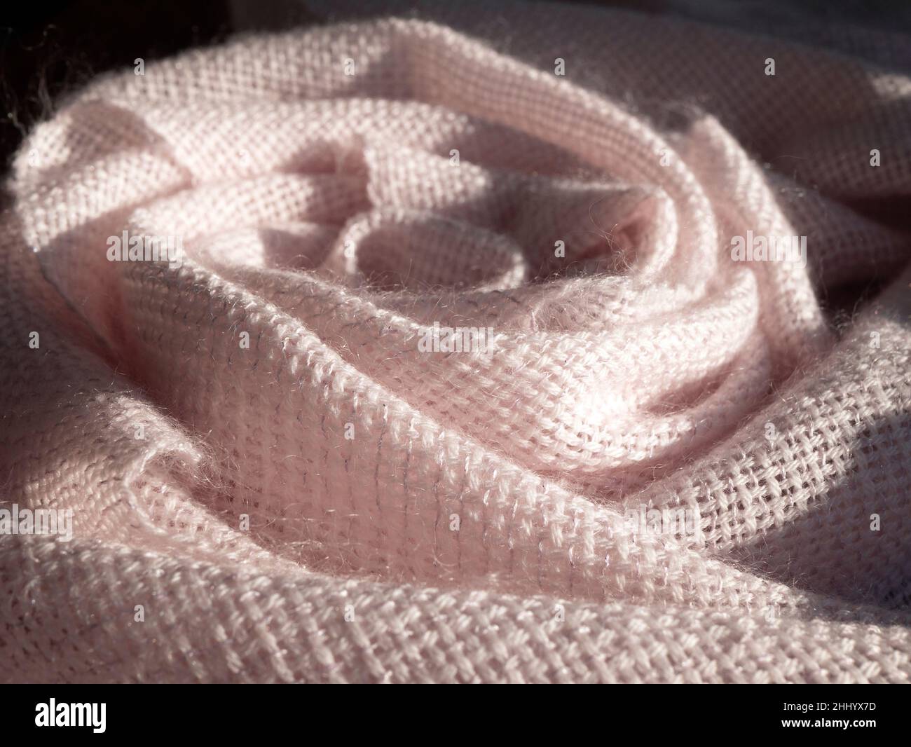 Extra weiche handgewebte Qualität in blassrosa Farbe. Drapiertes, leichtes Mohair-Tuch oder -Decke, Nahaufnahme Stockfoto