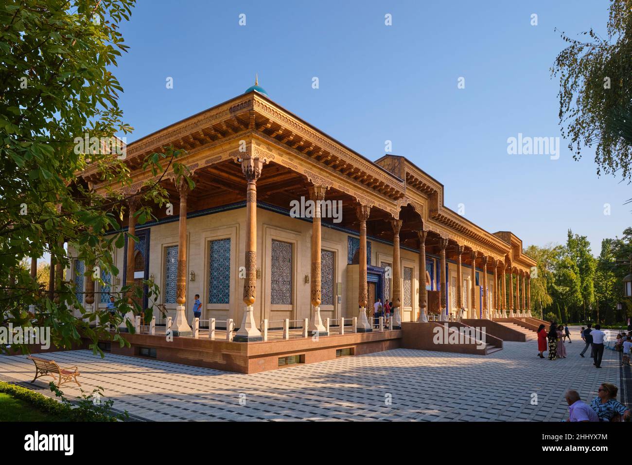 Außenansicht des traditionell gestalteten Gebäudes. Im Museum zum Gedenken an die Opfer der Repression in Taschkent, Usbekistan. Stockfoto