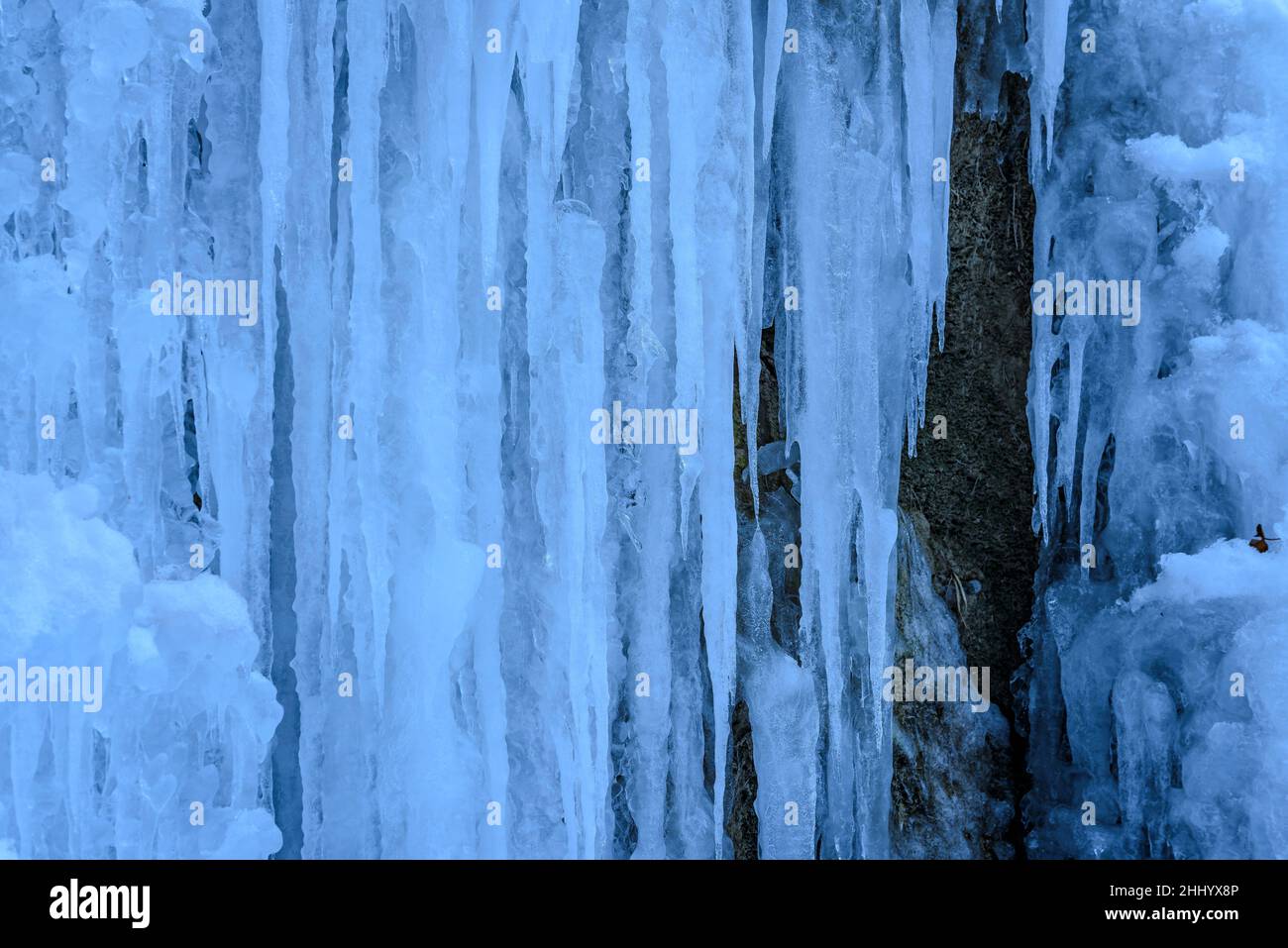Details von Schnee- und Eisstalaktiten im Wasserfall Salt de Murcurols gefroren und verschneit im Winter (Berguedà, Katalonien, Spanien, Pyrenäen) Stockfoto