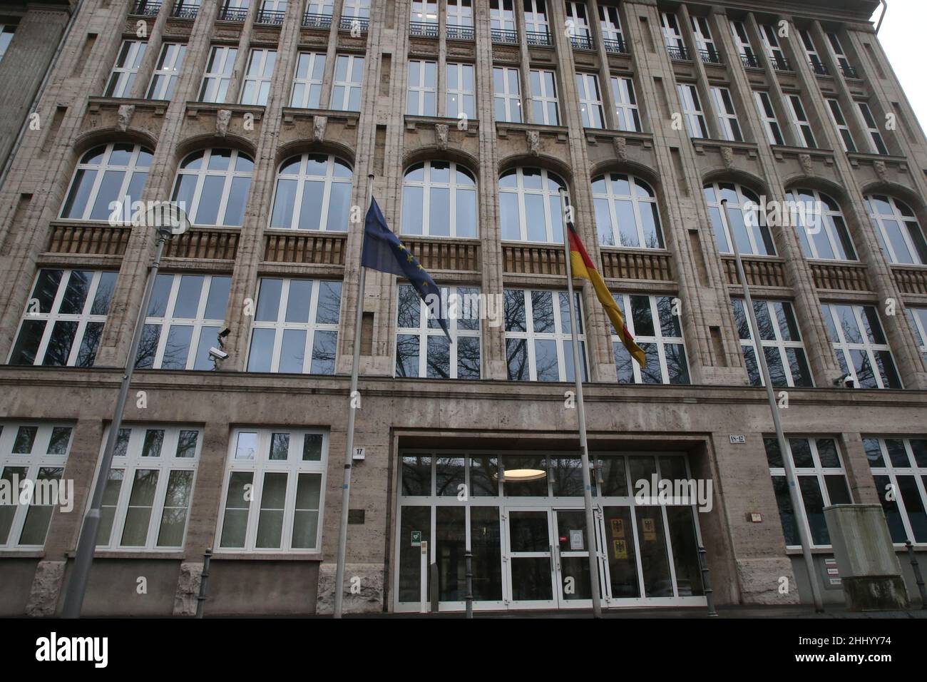 Berlin, Deutschland. 26th Januar 2022. Die Außenansicht zeigt den Sitz des neuen Bundesministeriums für Wohnungsbau, Stadtentwicklung und Bau. Das Baudenkmal ist das sogenannte Wolff Haus, das 1909 als Sitz der Firma H. Wolff, der ältesten jüdischen Modeunternehmen Berlins, erbaut wurde. Während der NS-Zeit wurde das Gebäude gewaltsam an die deutsche Reichsbahn verlegt und nach der Wiedervereinigung 1996 von der Bundesrepublik an die Erben von Wolff·erworben. Quelle: Wolfgang Kumm/dpa/Alamy Live News Stockfoto