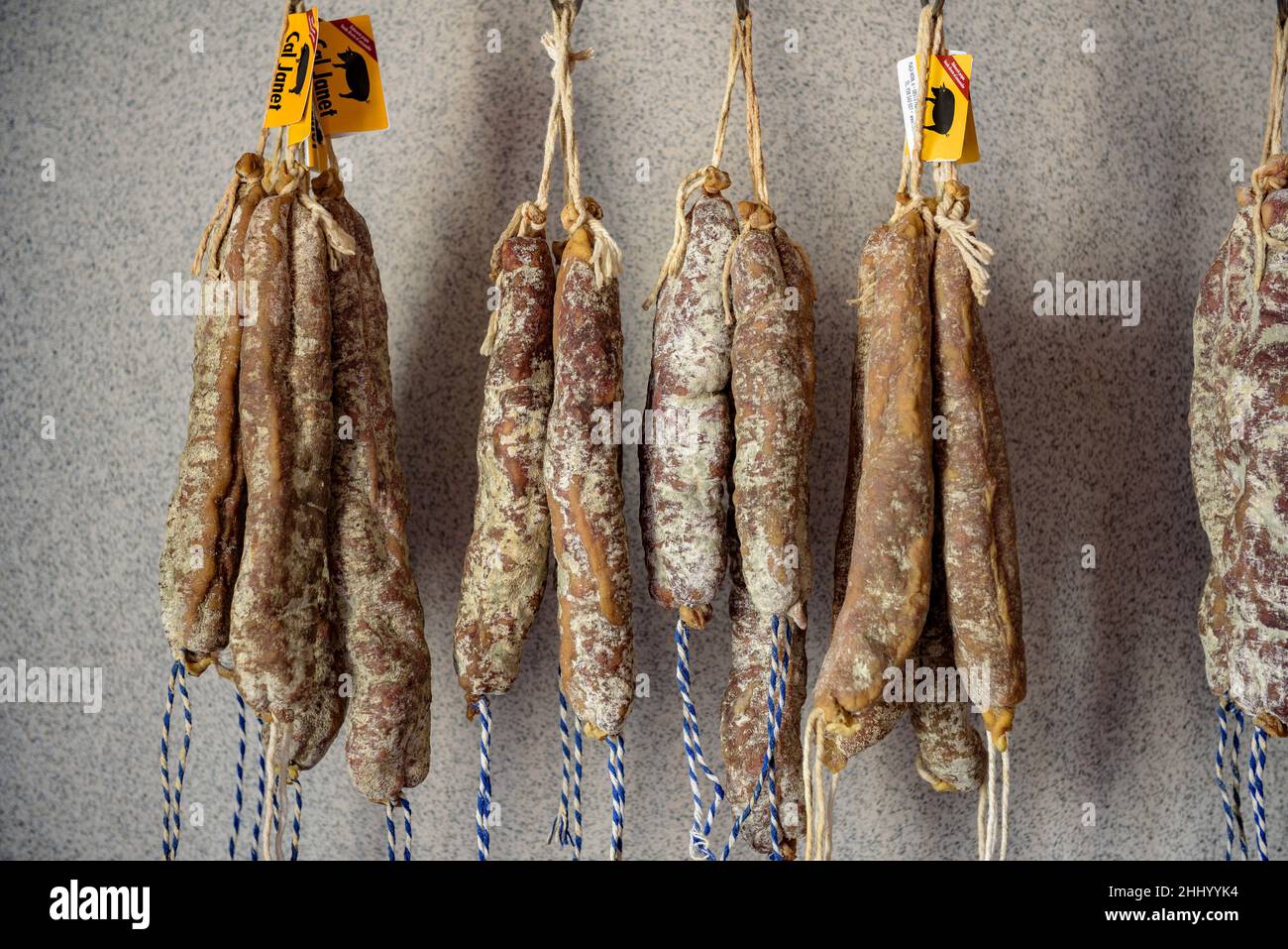 Lange Schweinswürste (longaniza) und kaltes Fleisch (fuet) in einem Schweinefleischschlachter in Prats de Lluçanès (Osona, Barcelona, Katalonien, Spanien) ESP: Embutidos Stockfoto